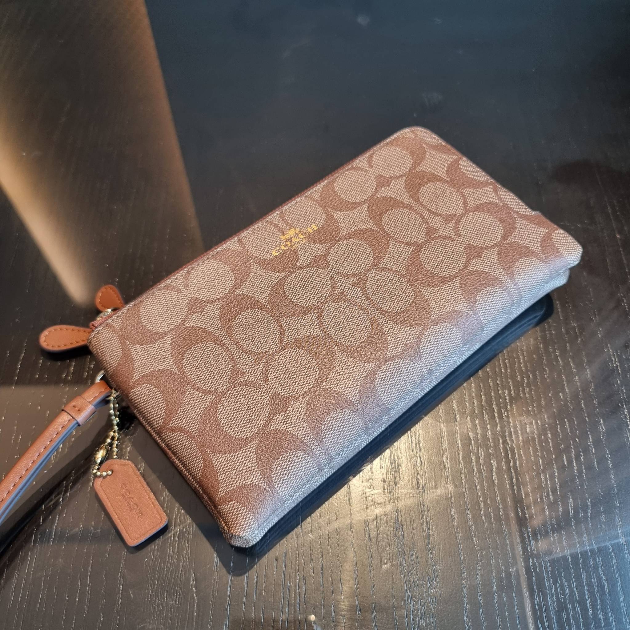 COACH F54057 DOUBLE ZIP WALLET IN SIGNATURE กระเป๋าคล้องมือ size L ใบนี้ใส่มือถือได้ทุกรุ่น ขนาดกำลังดี พกพาสะดวกมากๆ วัสดุหนังสังเคราะห์ ภายในเป็นผ้าสีสวยคม ใส่ธนบัตร ใส่บัตรได้เยอะ ใส่มือถือได้สบายๆทุกรุ่น ตอบโจทย์สาวๆที่ไม่ชอบพกเยอะวุ่นวายจ้า ใบนี้เอาอ