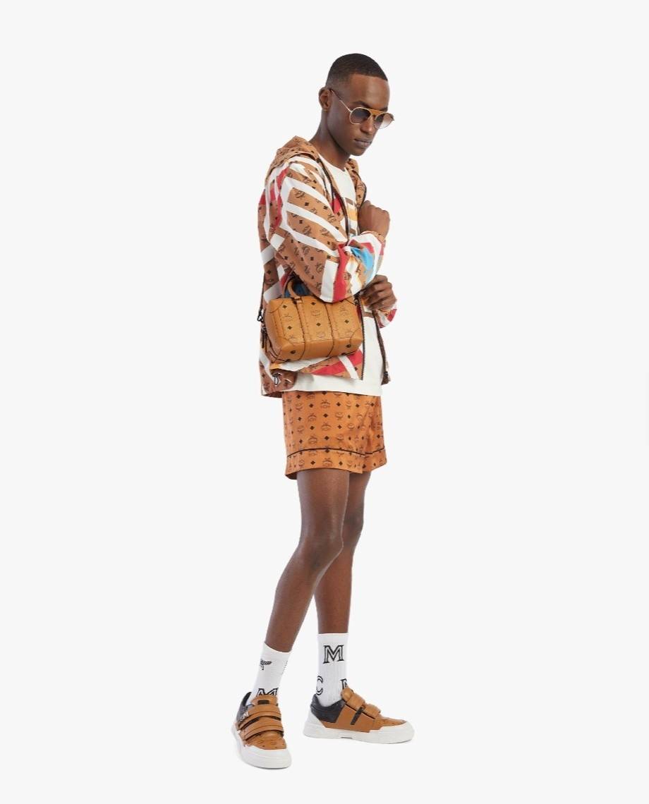 M.C.M SMALL E/W SOFT BERLIN CROSSBODY IN VISETOS ไอเท็มใหม่ในดีไซน์ทรงกระเป๋าเดินทางแบบคลาสสิค ย่อส่วนมาให้ใช้งานได้แบบสบายๆ พกพาสะดวก แมทช์ได้ทุกสไตล์ ใช้ได้แบบ unisex ใช้งานง่ายด้วยหูจับในตัว และซิปหลัก อะไหล่สีดำดูมีมิติตัดกับสีน้ำตาลคอนยัคได้เป็นอย่าง