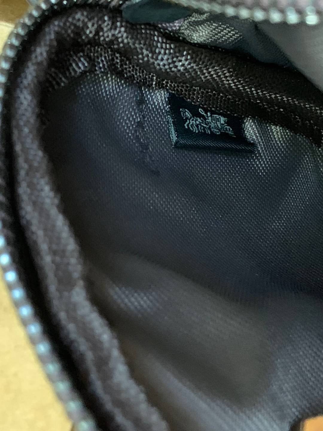 COACH CROSSBODY CLUTCH IN SIGNATURE BAG 💋รุ่นฮิต+สีหายากค่ะ!! กระเป๋าสะพาย+คล้องมือได้ วัสดุหนังแท้ผสมpvcค่ะ มีช่องซิปคู่ ภายในช่องใส่มือถือได้ทุกรุ่น;กระเป๋าเงินใบสั้นได้ ใส่ของจำเป็นสาวๆได้ครบค่ะ มีช่องเสียบบัตร2ช่อง และช่องโล่งให้ใส่ของจุกจิกค่