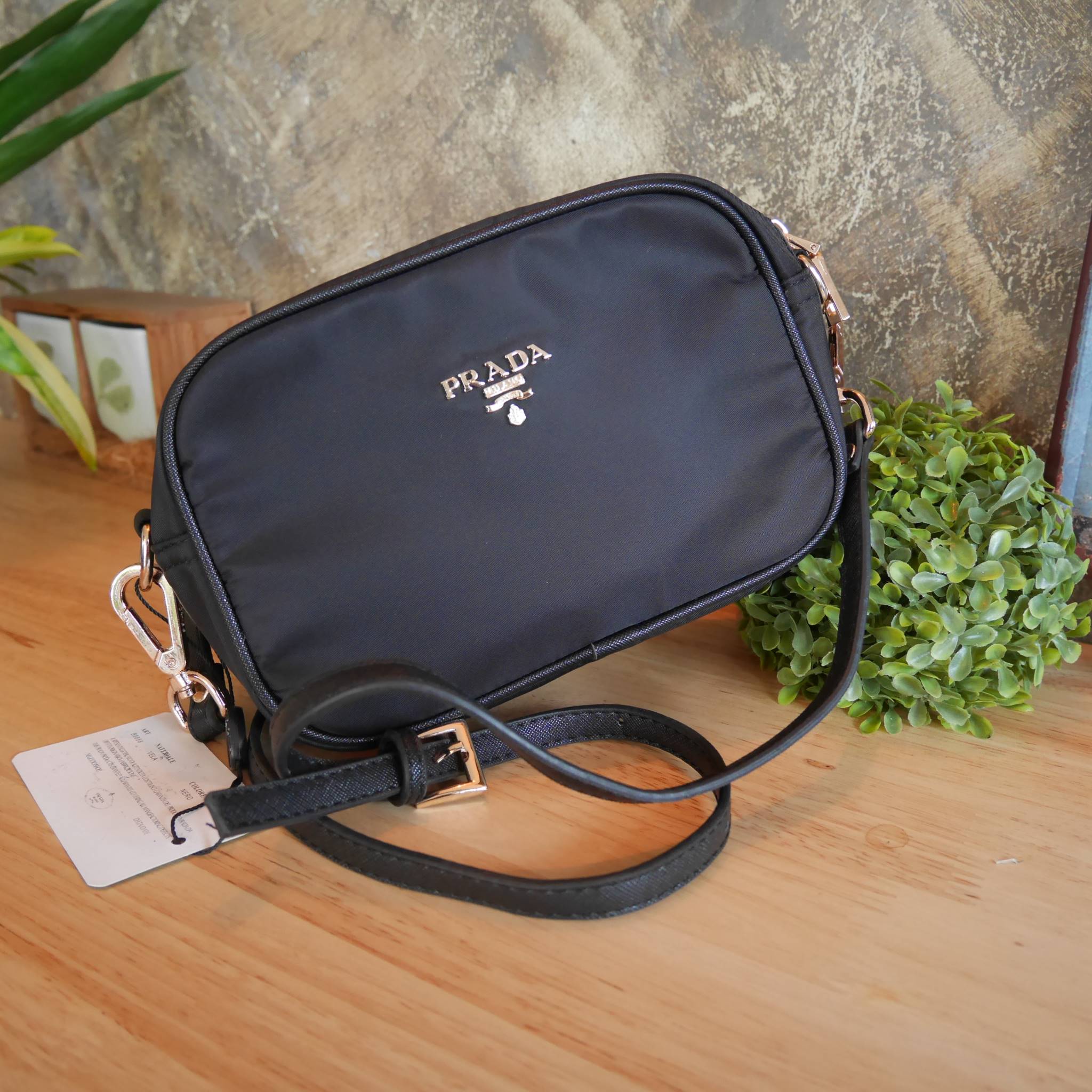 Best Seller อีกหนึ่งรุ่นในดวงใจสาวๆ♡ กระเป๋าอเนกประสงค์ จากแบรนด์ PRADA เป็นทรงสี่เหลี่ยม กระเป๋าเป็นผ้าไนล่อน ตามแบบฉบับของแบรนด์เลย ใบนี้มีสายยาว ปรับได้ free size เลยนะคะ เลิศมาก สามารถสะพายเป็น shoulder bag ได้เลย ขนาดกำลังดีค่ะ ใส่ของจุกจิก ip