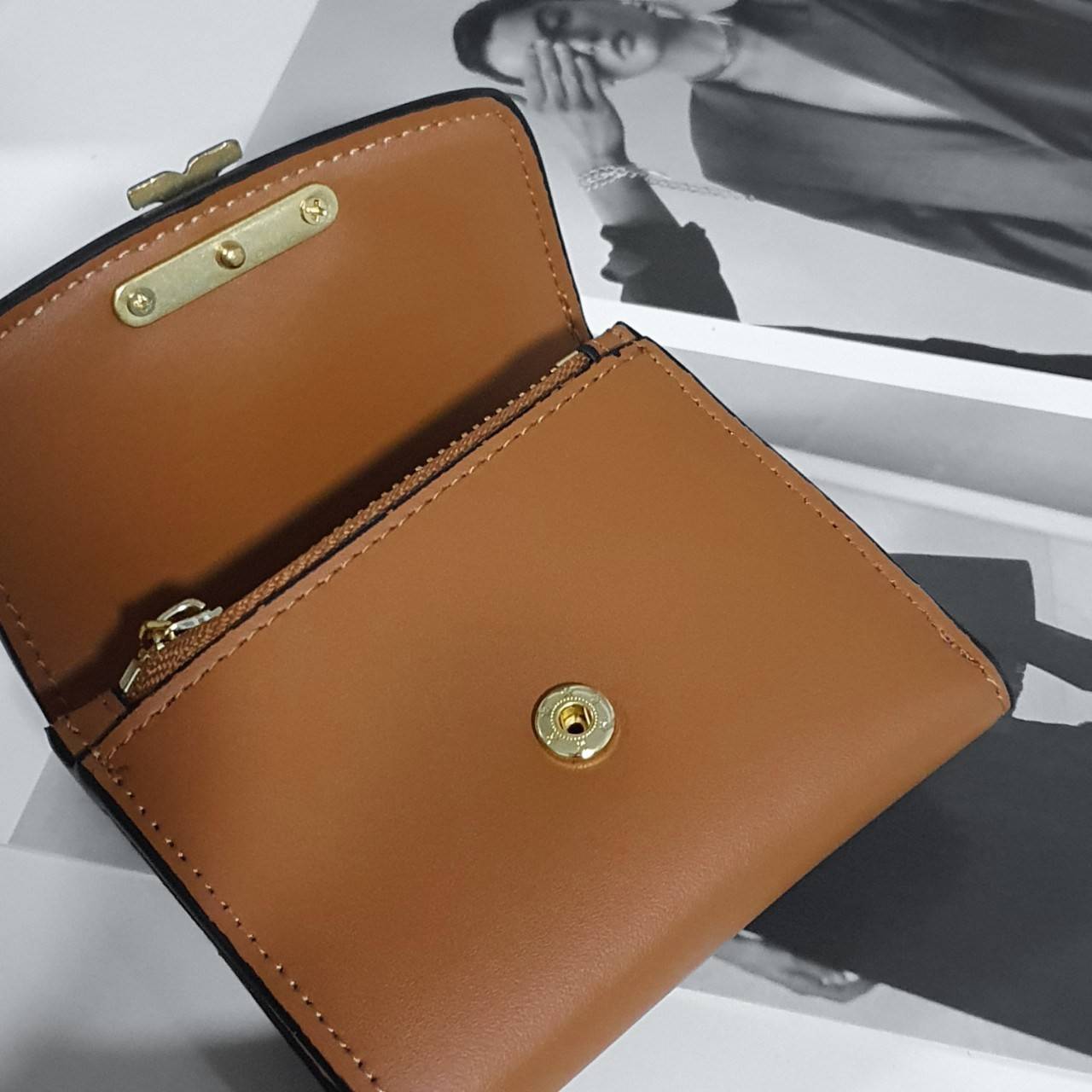 ของแท้ 💯% TORY BURCH SMALL WALLET กระเป๋าสตางค์สุดคลาสสิค ใบจิ๋วขนาดกำลังน่ารัก พกพาง่าย วัสดุหนังแท้ ประดับโบโก้ทอง