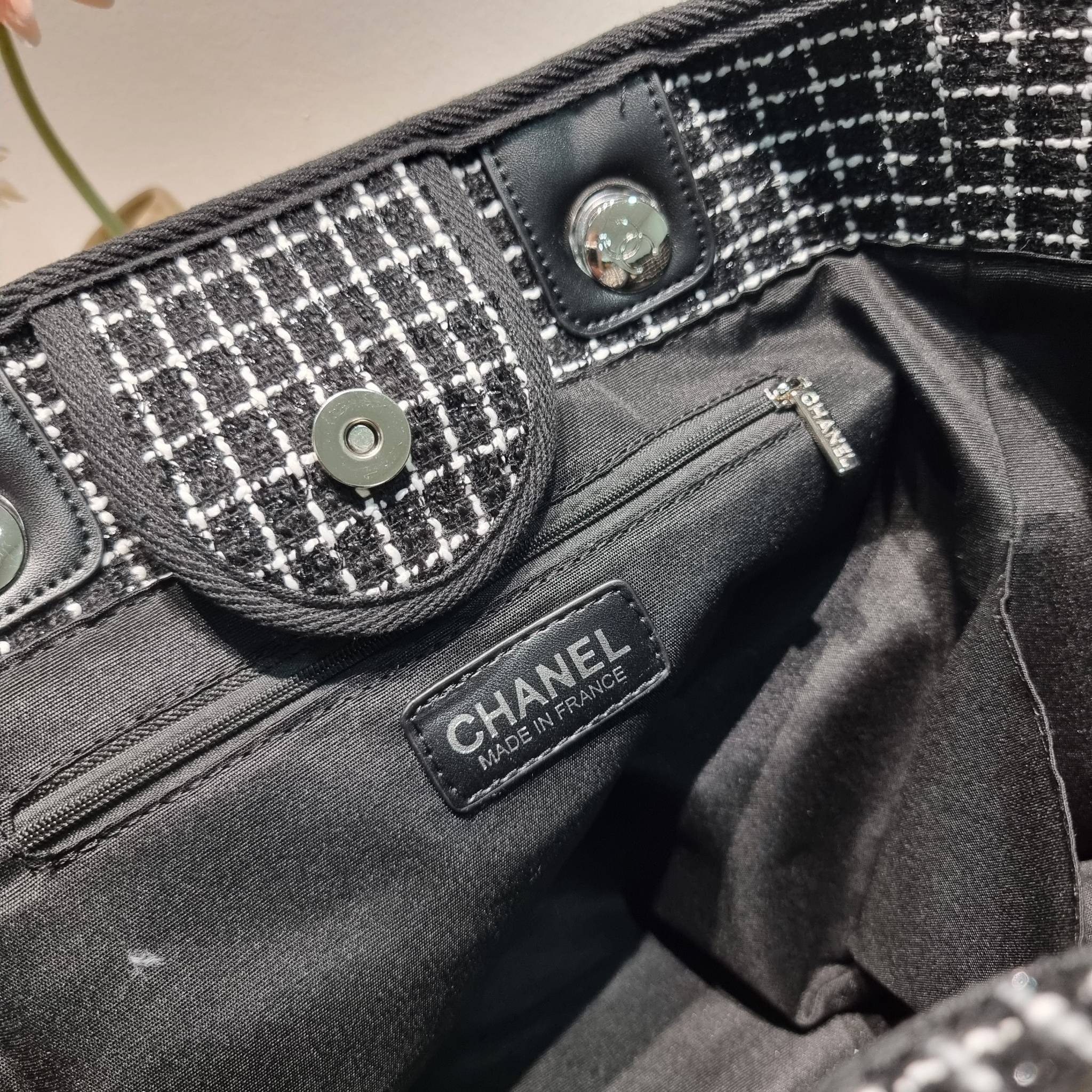 CHANEL LARGE TOTE BAG / CHANEL DEAUVILLE TOTE / CHANEL TOTE BAG กระเป๋าสะพายผ้าทวิต ทรงโท้ทใบใหญ่ ต้อนรับเทศกาลท่องเที่ยวช่วงสิ้นปีนี้ ใครมองหากระเป๋าสะพายไปเที่ยว ใบนี้น้องตอบโจทย์แน่นอน ด้วยดีไซน์โทนสีที่ใช้ได้กับทุกโอกาส และขนาดกว้างที่จุของได้แบบไร้กั