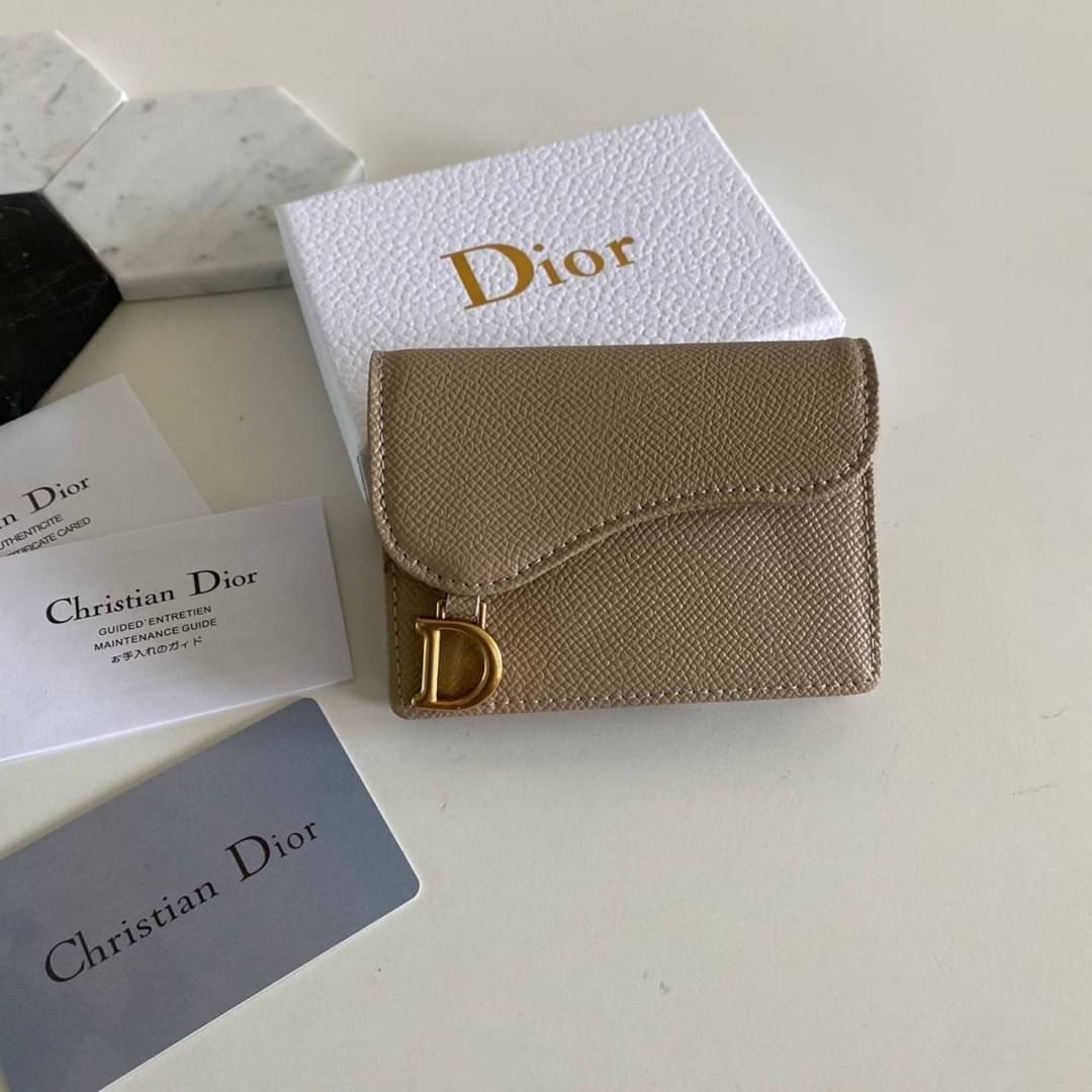 DIOR Wallet calfskin / DIOR SADDLE FLAP CARD HOLDER งานหนังแท้ กระเป๋าใส่เหรียญใส่การ์ดอะไหล่ทอง มาพร้อม กล่อง ถุงผ้า ถุงกระดาษ พร้อมส่งที่ไทย ภาพสินค้าถ่ายจากงานขายจริง ใช้งานต่างประเทศได้