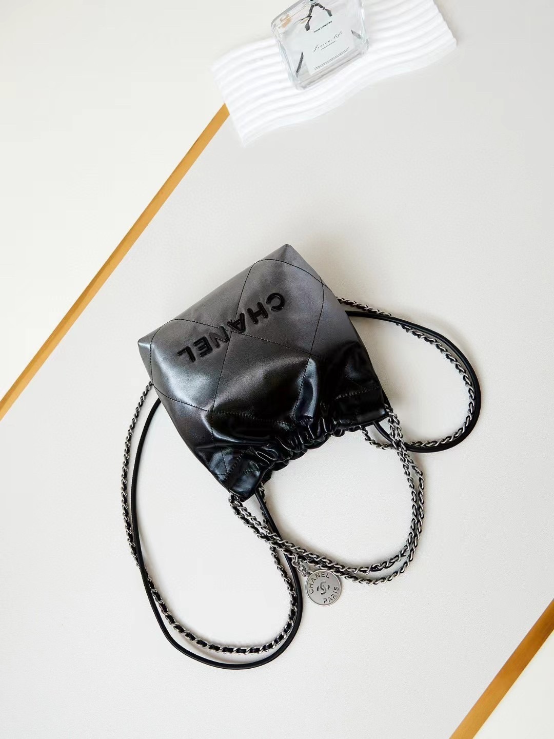 CHANEL 22 MINI HANDBAG Patent Gradient กระเป๋าสะพายดีไซส์คลาสสิคหนังแท้ โทนสีดำใหม่ไล่สี เกรดออริ ท็อป สลับแท้ 1:1 เกรดดีสุด ผ่านทุก ตม ใช้งานต่างประเทศได้