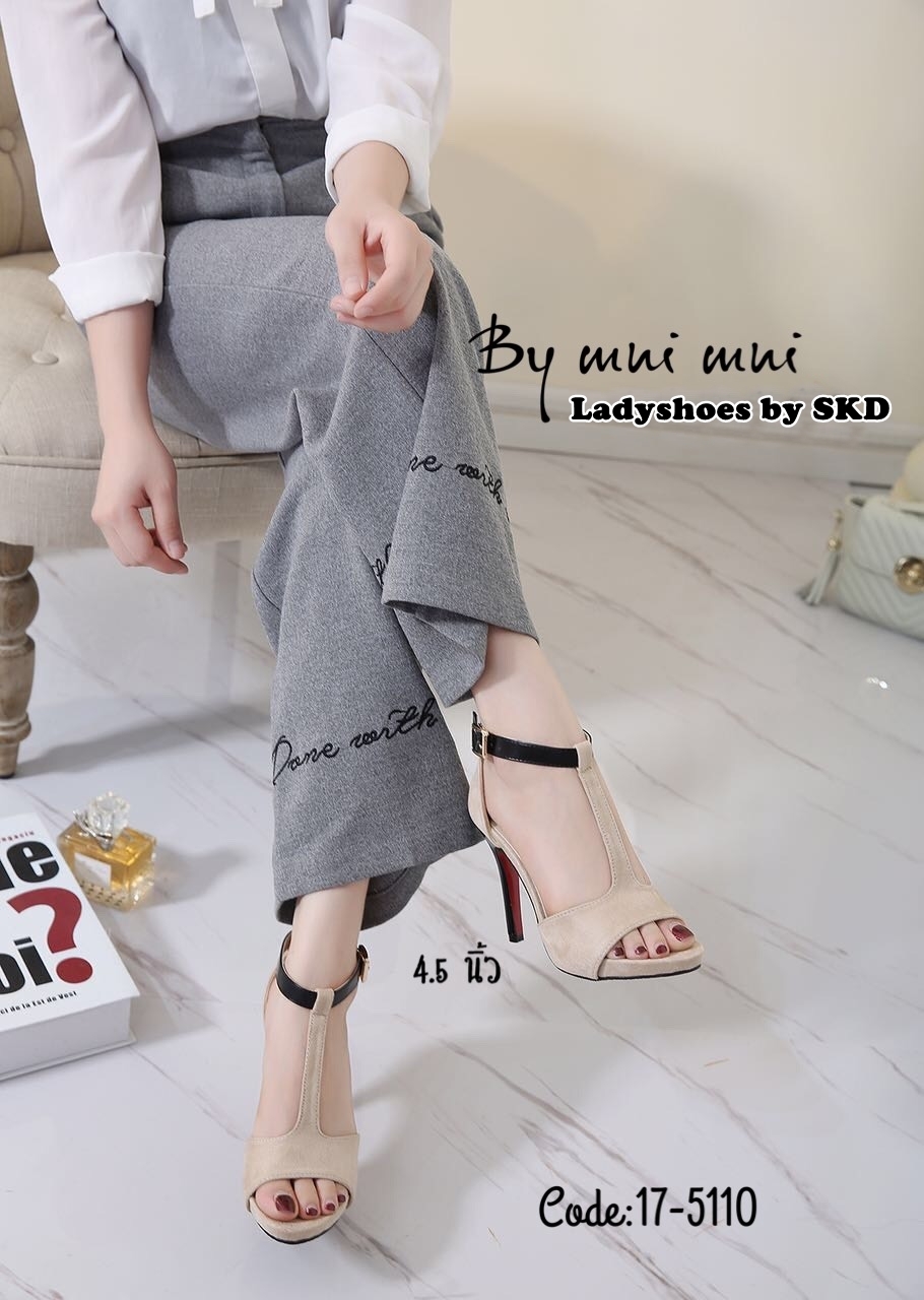 พร้อมส่ง...แบบใหม่ล่าสุดรองเท้าส้นสูง Style Prada ที่สาวๆตามหา หนังชามัวร์อย่างดี มาพร้อมดีไซน์เก๋เท่ห์ด้วยสายหนังรัดข้อสีดำ ส้นสูงประมาณ 4 นิ้ว สายรัดข้อตะขอเกี่ยวปรับระดับได้ ทรงสวยหรูหราดูแพงสุดๆ เนื้อนิ่มสวมใส่สบายมากกกๆๆ ใครเห็นต้องร้อง ว้าวววววๆๆ ช้