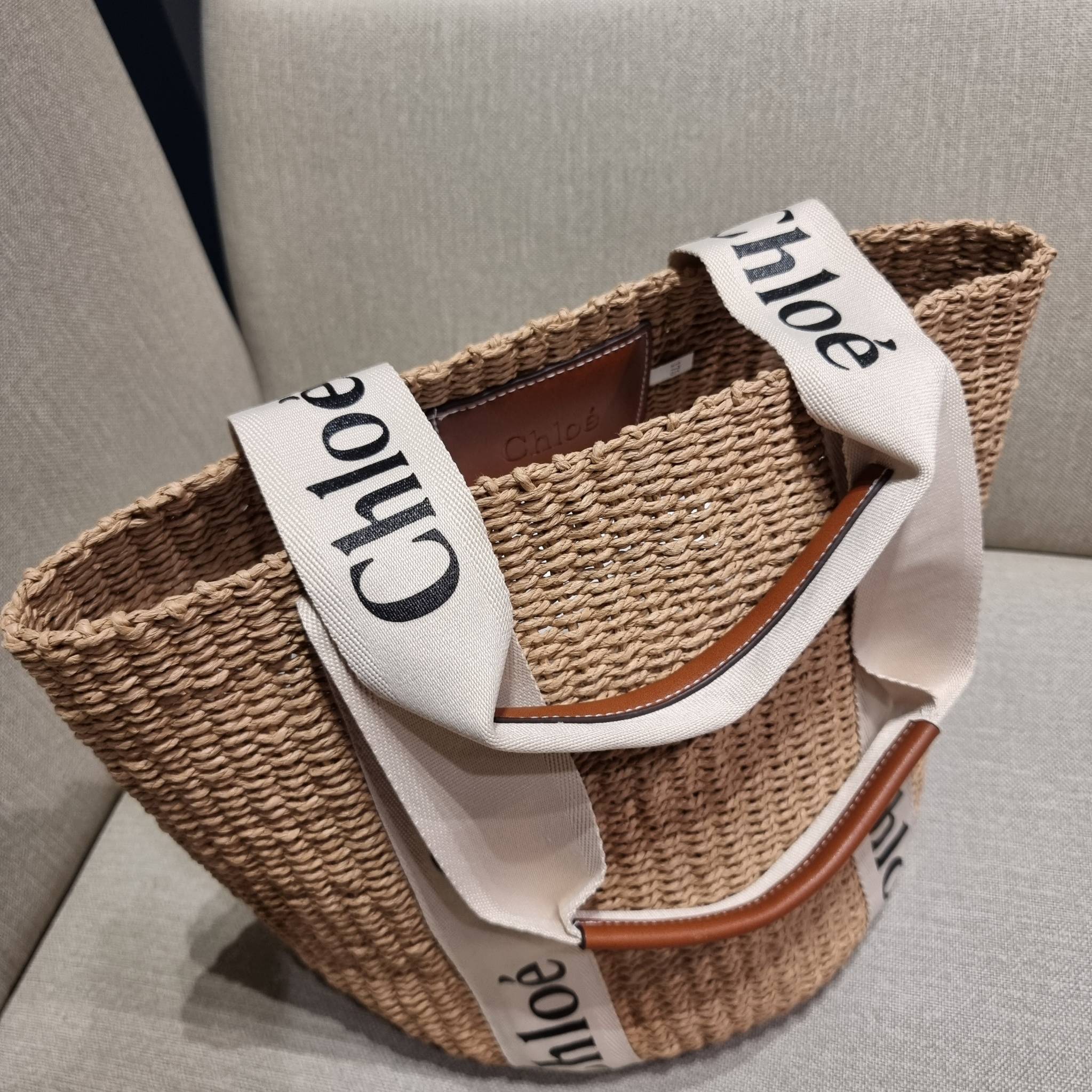 CHLOE LARGE WOODY BASKET กระเป๋าสะพายสานทรงตะกร้า ยอดฮิตติดลมของแบรนด์ ด้วยวัสดุสังเคราห์จากธรรมชาติ สานทอเต็มใบออกมาเป็นลวดลายสวยงาม ตัดด้วยริบบิ้นคาดโดดเด่น ภายในโล่งกว้างมาก จุของได้เต็มที่ เป็นดีไซน์ผู้ดีย้อนยุคที่ดูแพงจริงๆ ใบนี้สามารถสะพายไปเที่ยว ไ