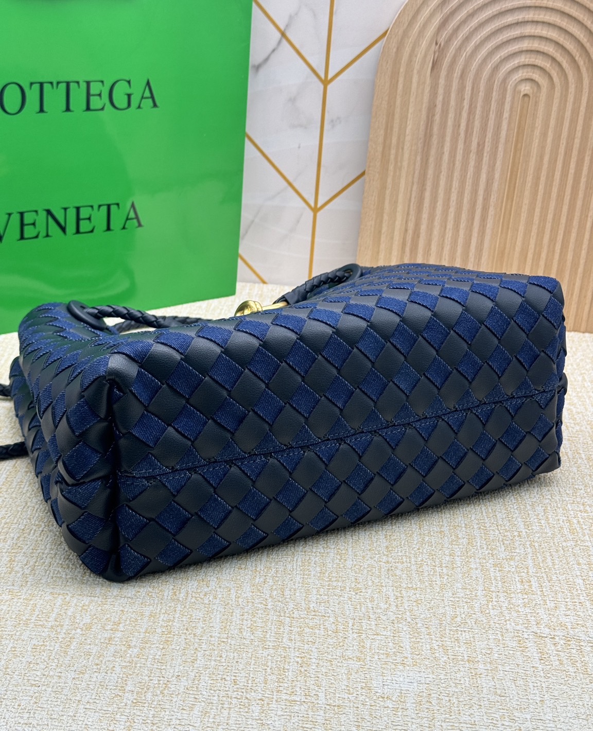 BOTTEGA Medium Andiamo Denim Shoulder Bag 30cm / BOTTEGA Tote Bag กระเป๋าสะพายดีไซส์สาน วัสดุเดนิมคอตตอนรุ่นใหม่ สวยงามเป็นเอกลักษณ์ เกรดออริ 1:1 ใช้งานต่างประเทศได้