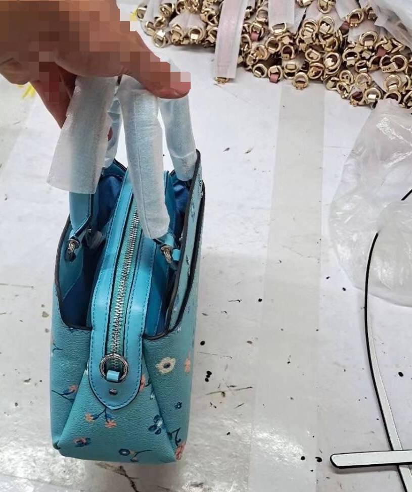 COACH C8216 MINI LILLIE CARRYALL WITH MYSTICAL FLORAL PRINT สีใหม่ล่าสุด กับรุ่นที่สุดของความขายดี คอลยอดฮิตในลวดลายสุดชิค กระเป๋าสะพายทรงสวย ที่ดีไซน์ออกมาให้ใช้งานง่าย สะดวก สวย หรู ดูดี!! วัสดุหนังแคนวาสเคลือบลาย มาพร้อมสายสะพายข้างและหูจับในตัว ถอดออก