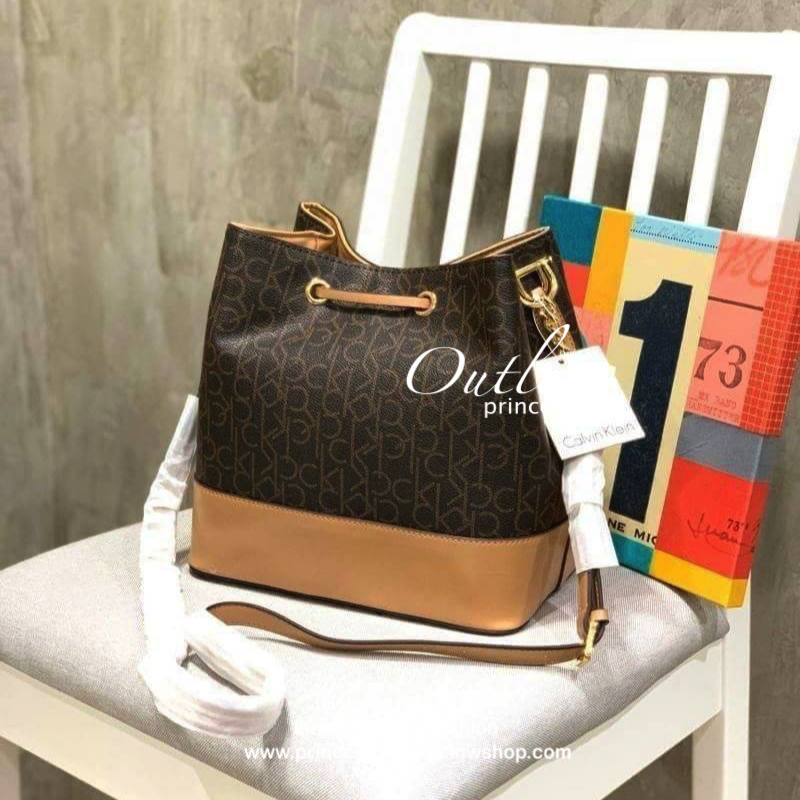 Calvin klein Bucket Logo Bag กระเป๋าสะพายทรงจีบรุ่นใหม่! ฐานกว้างตั้งอยู่ทรง วัสดุpolyester&Pvc เปิดปิดแบบหูรูด ภายในกว้างมีช่องซิปคั่นกลางระหว่างช่องหลัก2ช่อง ทั้งภายในและภายนอกคือลาย Signature แบรนด์ สายสะพายหนังปรับระดับได้ สำหรับสาวๆที่กำลังมองหากระเป