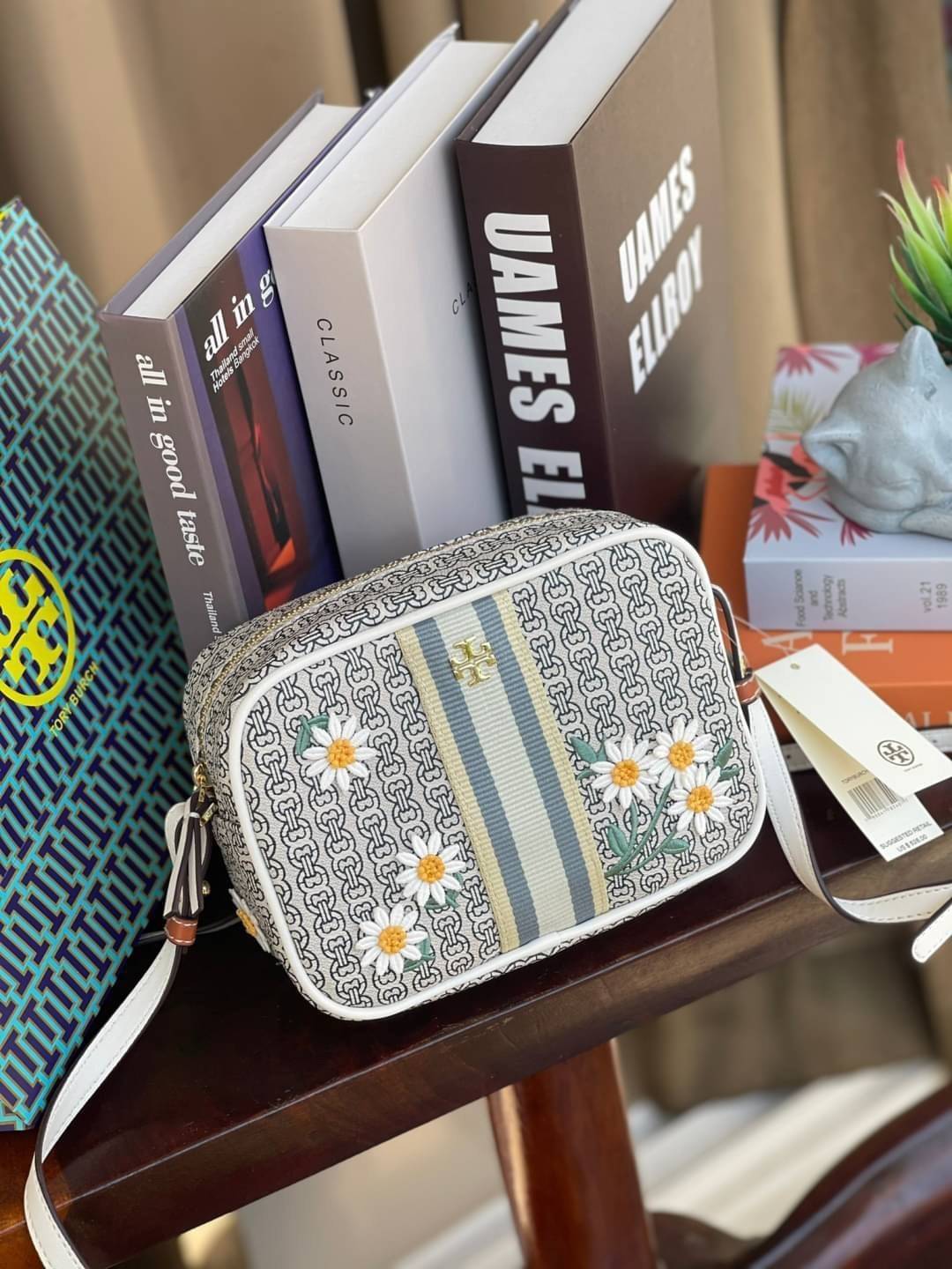 Tory burch Gemini Link Canvas Applique Mini Bag Crossbody Daisy Stripe กระเป๋าสุดปังจากทอรี่ เบริช์(Tory Burch) อย่างเจมิไนลิงค์ ในทรงcrossbody bag มีเอกลักษณ์โดดเด่นที่ลายทางตรงกลาง มีการพิมพ์แพทเทิรน์โซ่แบบเรียบหรู เพิ่มความน่ารักจากดอกเดรซี่ที่ถูกจัดวา
