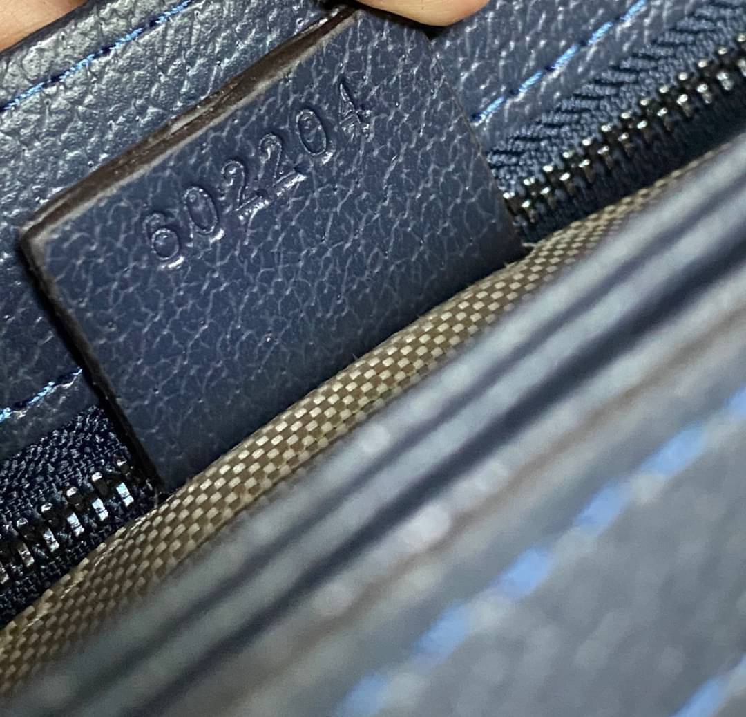 GUCCI Horsebit 1955 GG mini bag กระเป๋าสะพายสุดหรู ผ้าแคนวาส GG Supreme ดีไซน์ร่วมสมัยผ่านการออกแบบใหม่ ถ่ายทอดความรู้สึกเกี่ยวกับการละทิ้งกฎเกณฑ์เดิมๆ ของแฟชั่นผ่านการออกแบบ โดยแบรนด์ถ่ายทอดแนวคิดที่ว่าชิ้นงานควรอยู่เหนือกาลเวลา