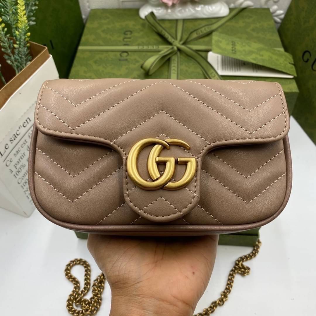 หนังแท้ GUCCI GG Marmont Super Mini กระเป๋าสะพายข้างใบเล็ก น้องมินิ น่ารั๊กมุ้งมิ้ง วัสดุหนังแท้เชฟรอน สายสะพายแบบโซ่ อะไหล่ทองหรูหรา ด้านหน้าประดับโลโก้แบรนด์หรู ทนทาน แข็งแรง น้ำหนักเบา น่ารักมุ้งมิ้ง ไม่ควรพลาดเลยค่า ภาพสินค้าถ่ายจากงานขายจริง ใช้งานต่