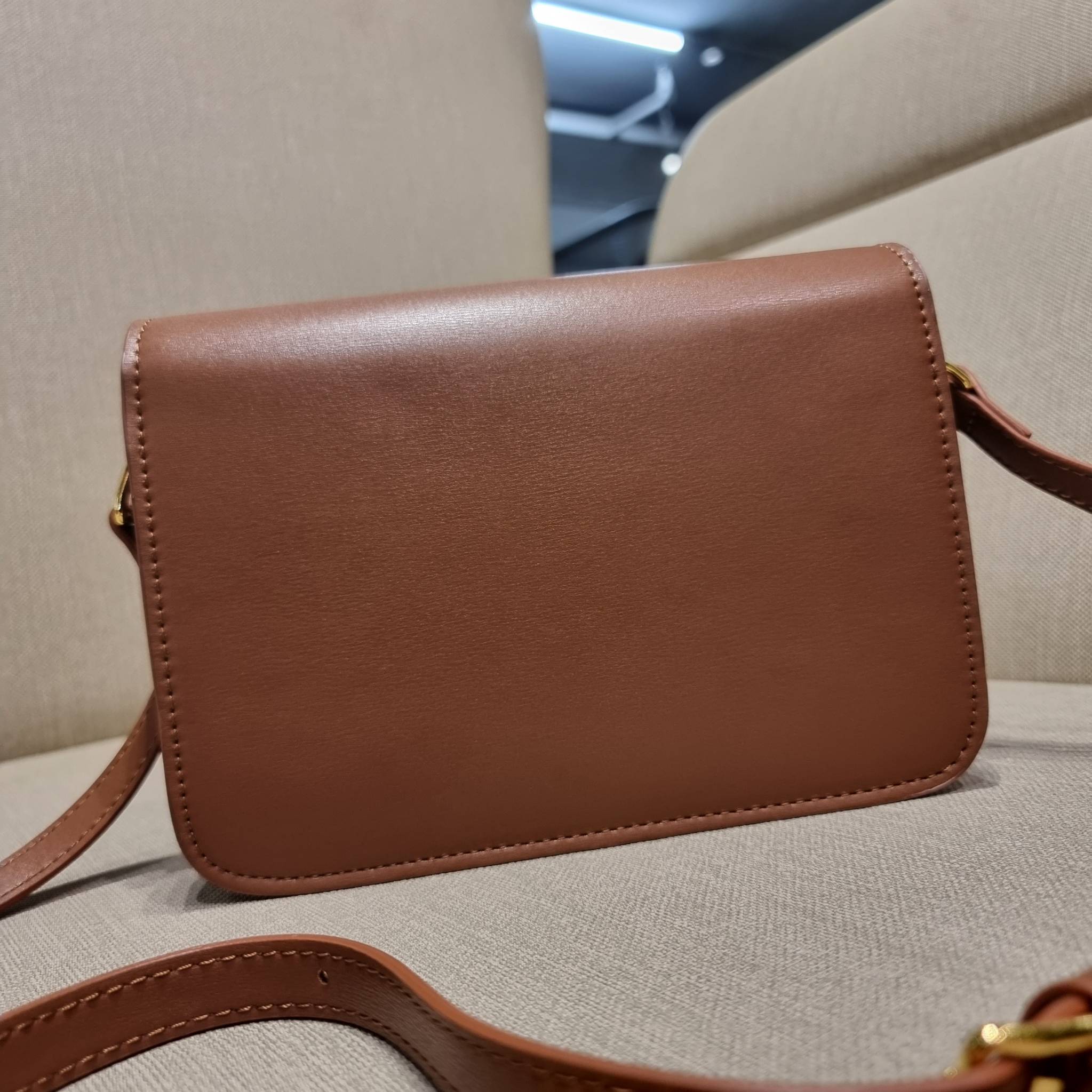 VIP 🥂 CELINE CLASSIQUE TRIOMPHE BAG IN SHINY CALFSKIN ไอเท็มสุดคลาสสิค ที่ขาดไม่ได้ กระเป๋าสะพายทรงสวยคลาสสิค แฝงความผู้ดี ที่ใช้ได้ทั้งชายหญิง วัสดุหนังแท้ เปิด-ปิดด้วยตัวกดล็อค สะดวกใช้มาก ภายในเป็นช่องโล่ง เก็บของได้เป็นสัดส่วน และยังมีช่องซิปใ