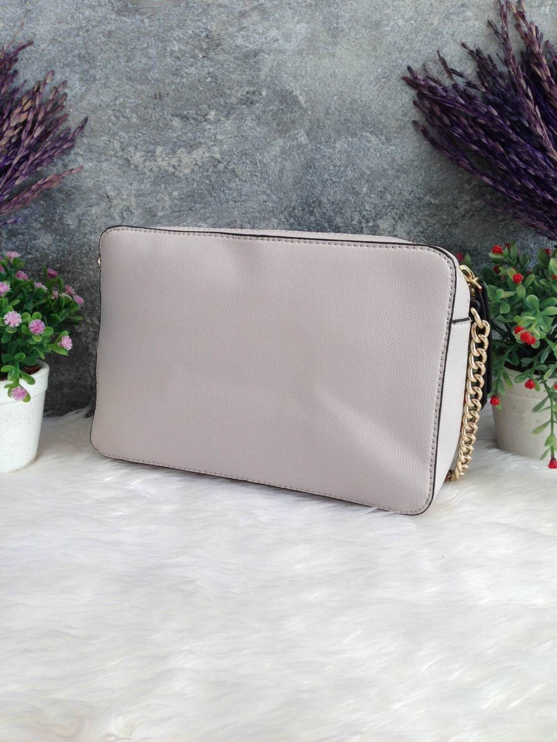 GUESS CROSSBODY DEVYN BAG 2018 กระเป๋าสะพายรุ่นใหม่ล่าสุดทรงเหลี่ยมหนังสวยอยู่ทรงด้านหน้ามีโลโก้และปักหนังขึ้นลายนูน สวยเก๋ดูมีดีเทลเปิดปิดด้วยซิปประดับแม่กุญแจ ภายในโล่งกว้างใส่กระเป๋าสตางค์ใบยาว มือถือ ของจุกจิกได้เยอะ มีช่องซิปและช่องใส่ของจุกจิก ซับใน