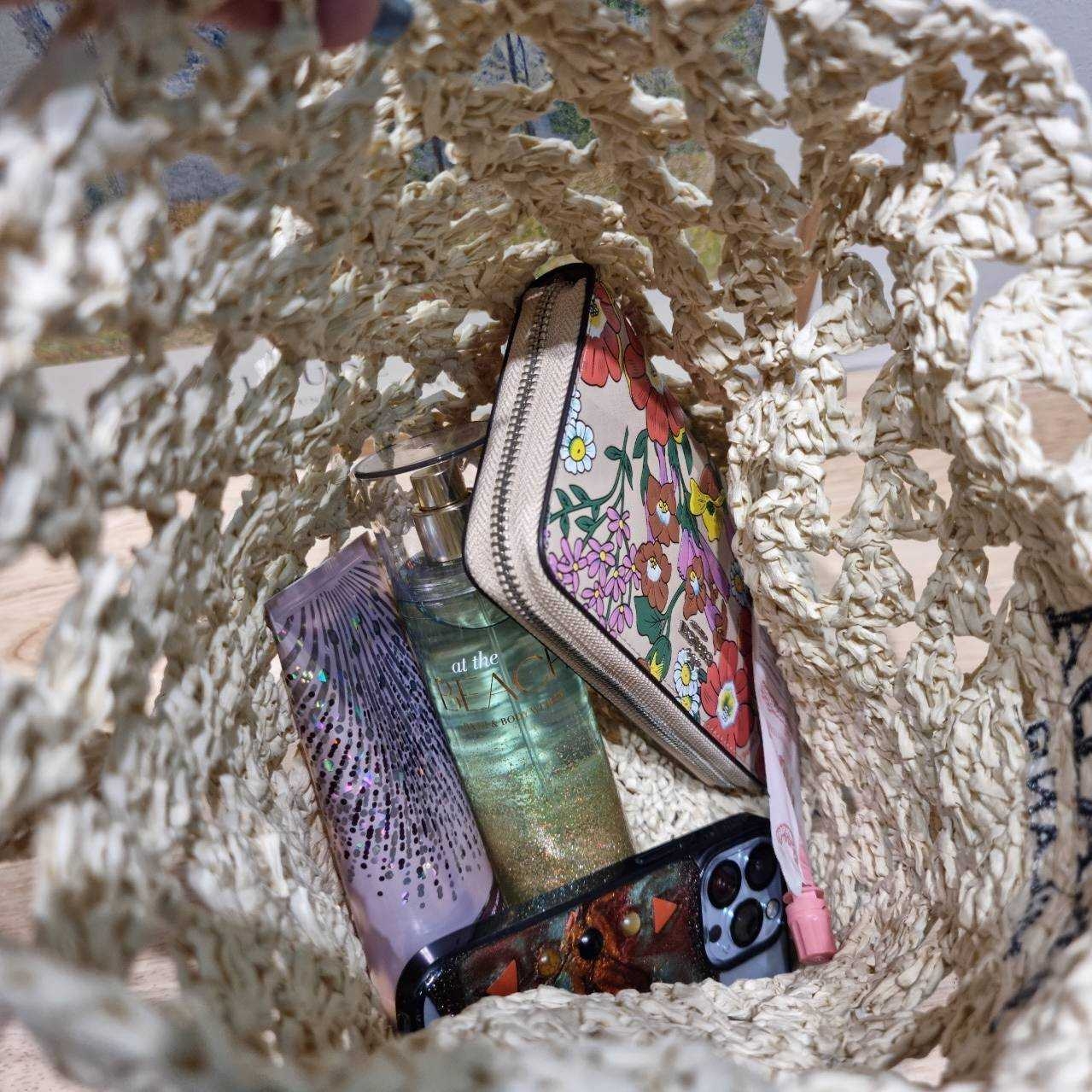 PRADA CROCHET TOTE BAG กระเป๋าสะพายทรงโท้ทลายสาน สวยไม่ซ้ำใคร สไตล์บีช เหมาะมากกับการสะพายไปเที่ยวทะเล หรือจะใช้ในวันสบายๆก็ตอบโจทย์