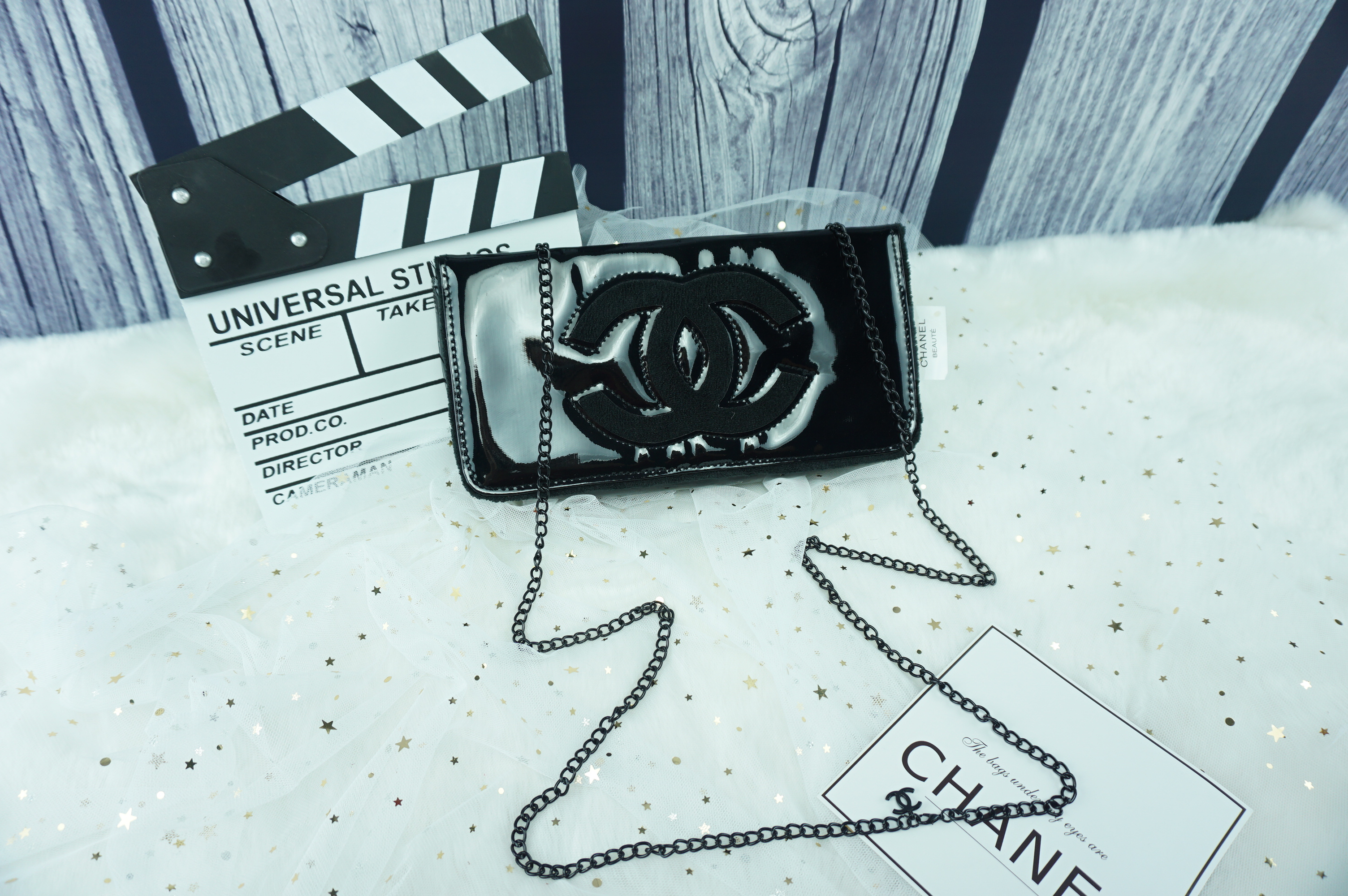 Chanel clutch & shoulder bag งานพรีเมี่ยมกิ้ฟจากเคาเตอร์ต่างประเทศ จากแบรนด์ Chanel ของแท้ไม่ใช่เกรดก้อป เป็นกระเป๋าหนังแก้วเงา ตามแบบฉบับของแบรนด์ ตัวกระเป๋าขนาดกำลังดี ใส่มือถือได้ทุกรุ่น สามารถเก็บสายถือเป็นคลัชออกงานได้ หรือสะพายไหล่ได้