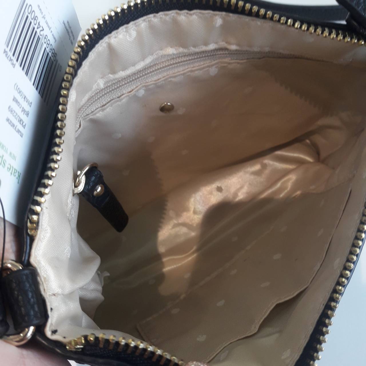 KATE SPADE NEW YORK กระเป๋าสะพายขนาดเล็ก หนังนิ๊มนิ่ม เปิดปิดด้วยซิป มีที่จับหนังเก็ๆ ด้านในมีช่องซิป+ช่องใส่ของจุกจิก ใส่กปต.สั้น + มือถือได้ทุกรุ่น น้ำหนักเบา สายพะพายปรับได้แบบเข็มขัด สะพายชิวๆ Minimal look น่ารักมากๆค่ะ