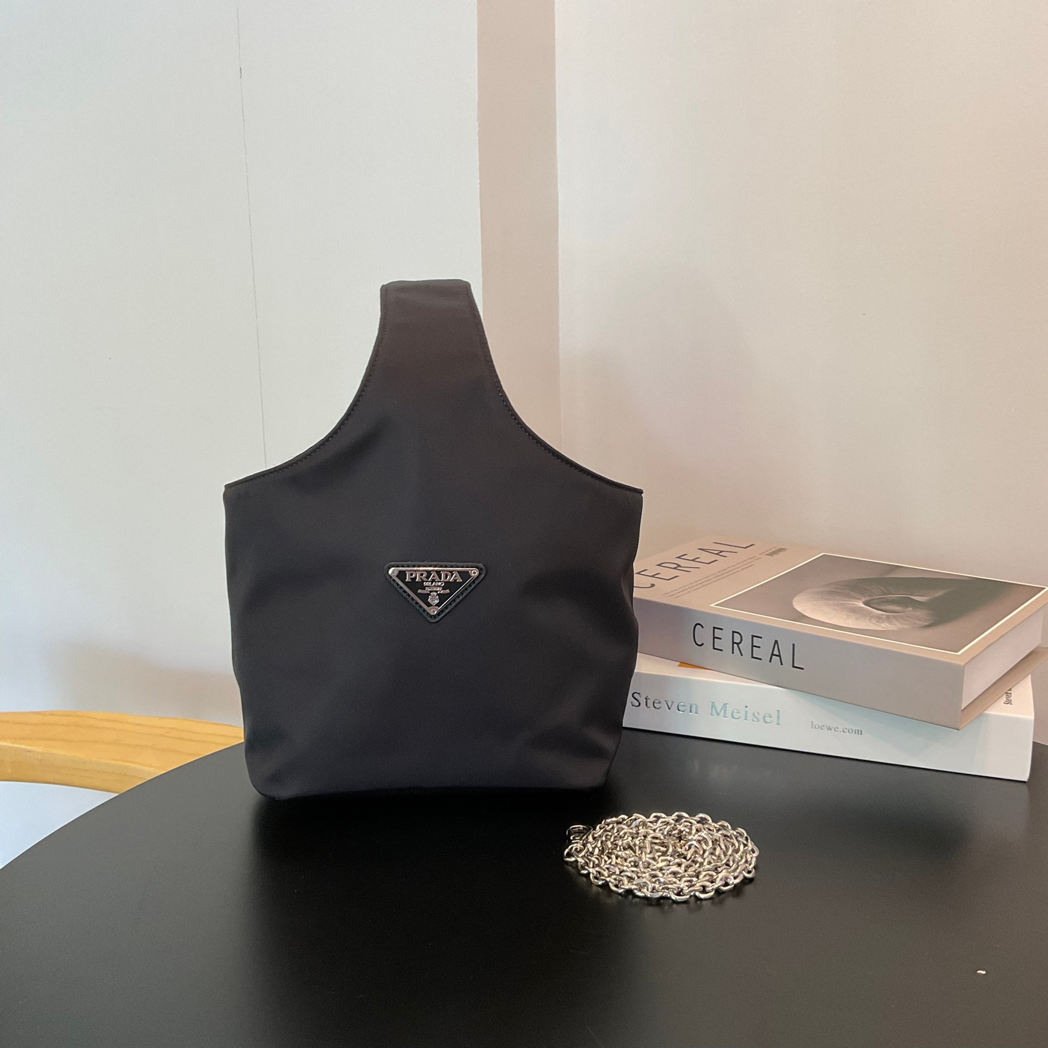 PRADA Tote Bucket Bag 2022 รุ่นใหม่พร้อมส่ง กระเป๋าทรง Handbag & Crossbody แบรนด์ Prada อีกรุ่นที่ขนาดกำลังน่ารัก ตัวกระเป๋าตั้งอยู่ทรงสวย กันน้ำ ด้านหน้าประดับโลโก้ อะไหล่เงิน สวยหรูเว่อร์วัง