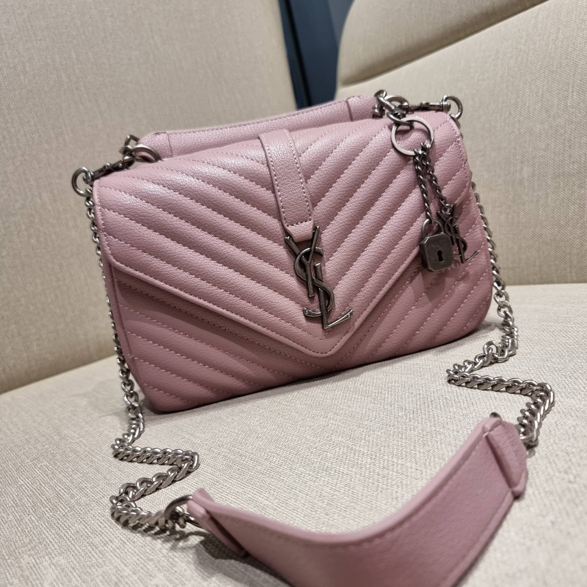 Yves Saint laurent crossbody boutique vip bag กระเป๋าสะพายไหล่ ดีไซน์ทรงสวยหรู พิเศษ แถมฟรี พวงกุญแจห้อยโลโก้ ดูแพงไปหมดจริงๆไอเท็มนี้ วัสดุหนังสังเคราะห์ลายคาร์เวีย เปิด-ปิดด้วยกระดุมแม่เหล็ก ภายในโล่งกว้าง แบ่งสัดส่วนไว้อย่างดี มาพร้อมหูจับในตัว และสายส
