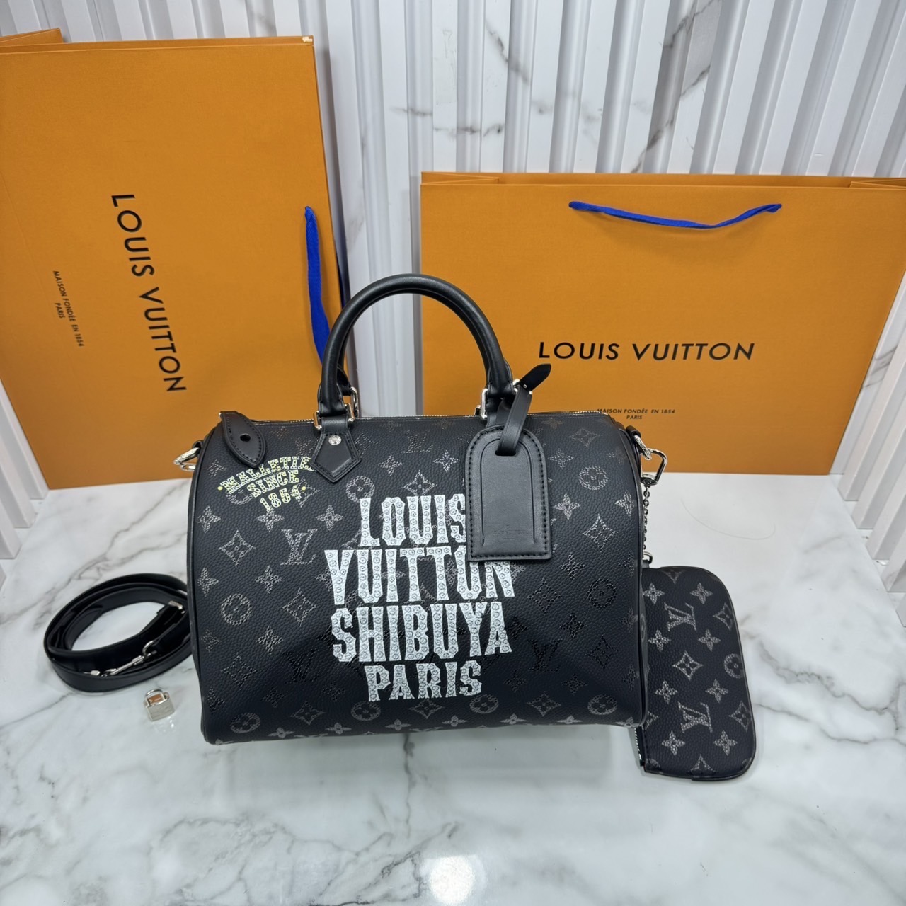 ORI หนังแท้ | LV Speedy P9 Bandoulière 30 Jackets กระเป๋าสะพายทรงหมอนสปีดี้ หนังสีดำ ประดับหมุดกระดุม ภายในบุหนังสีแดงแบบควิลต์งดงามสมบูรณ์แบบ