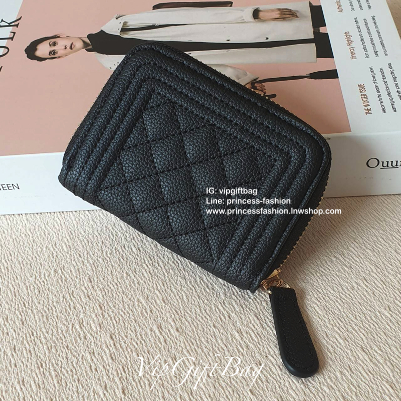 กระเป๋าสตางค์ใบสั้น แนะนำรุ่นนี้คะ งานพรีเมี่ยมกิ้ฟท์จากเค้าเตอร์ต่างประเทศ **ทรงสวยหรู หนังสัมผัสลายด้าน จากแบรนด์ CHANEL (GWP) ด้านหน้ามีโลโก้แบรนด์ CC สีทองหรู **อะไหล่สีทองทั้งใบ เปิดปิดด้วยซิปมีที่จับหนัง ปั้มป้าย MADE IN ITALY 🇮🇹 ด้า