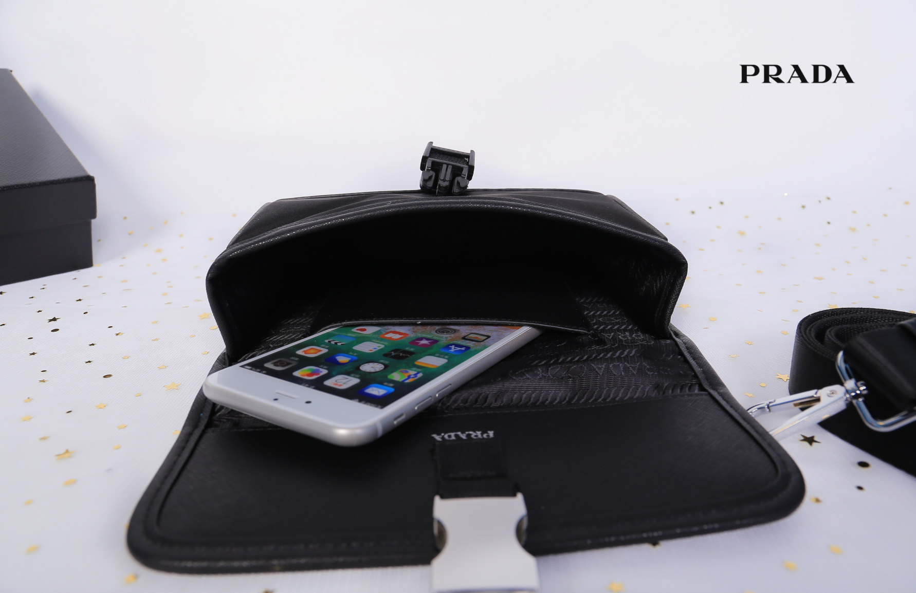 Prada NYLON & Saffiano crossbody bag กระเป๋าสะพายขนาดกำลังน่ารัก วัสดุ NYLON ผสม หนังลาย Saffiano ขนาดกำลังพอดี อยู่ทรง