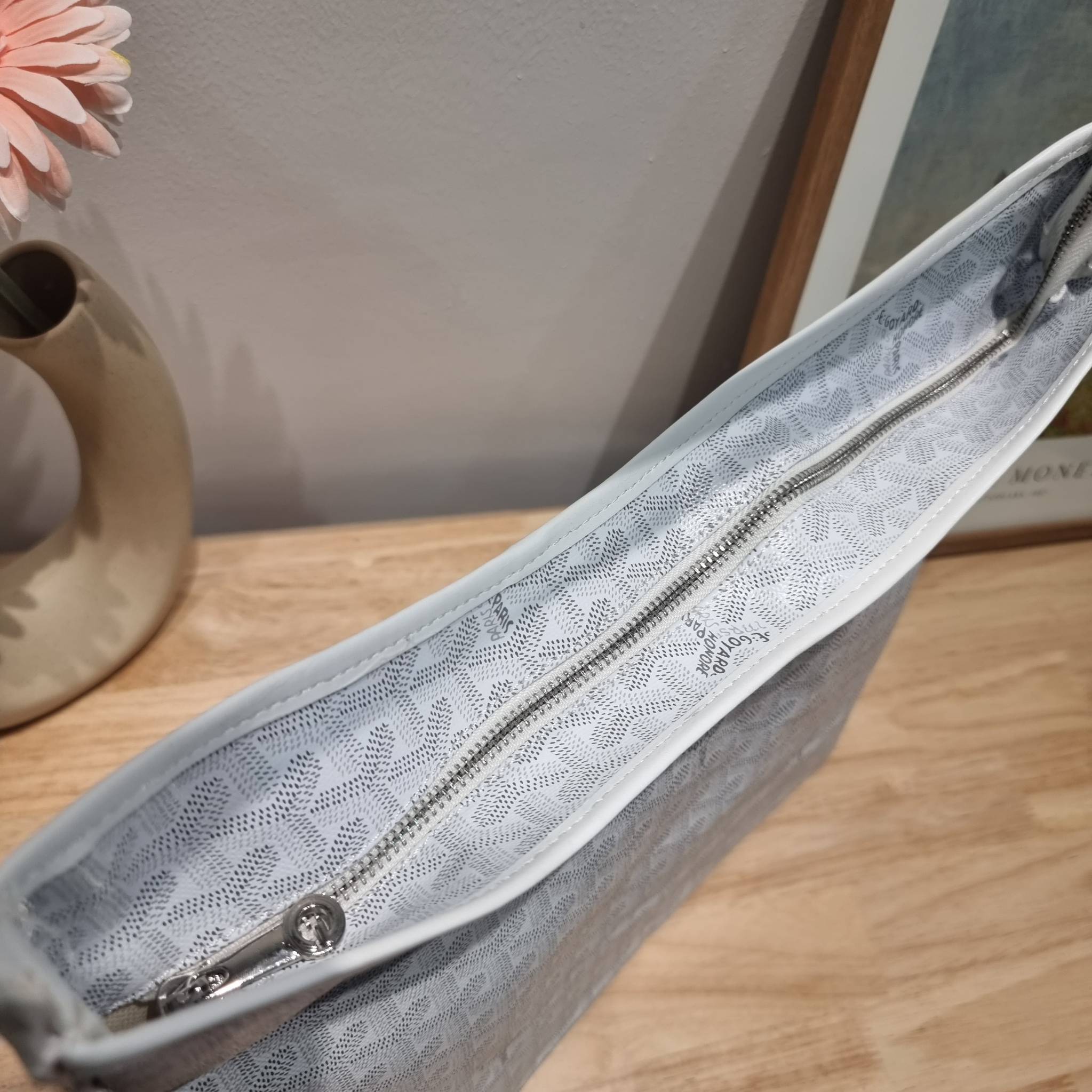 GOYARD BOHEME HOBO BAG / GOYARD HOBO กระเป๋าสะพายทรงโฮโบ ใบใหญ่จุใจ!! มาครบสีขายดี เลิศทุกสี รูปทรงคลาสสิค ดีไซน์เป็นเอกลักษณ์ วัสดุหนังแคนวาสพิมพ์ลายสวยคม ปากกระเป๋ามีซิปเปิด-ปิดกันของหล่นได้ ภายในโล่งกว้างมาก มาพร้อมสายคล้องในตัว ทนทาน สะพายสวยๆได้ทุกวั