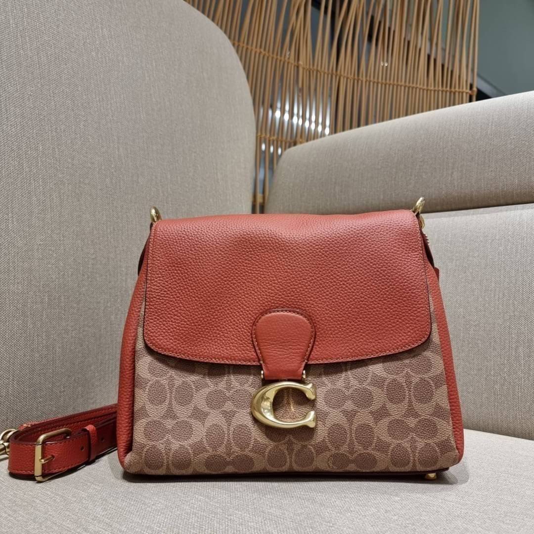 COACH Coated Canvas Signature May Shoulder Bag พร้อมส่งที่ไทย คัดงานคุณภาพ จัดเต็มมาให้ต่อนรับปีใหม่นี้ค่าา ✔️กระเป๋าหิ้ว//คล้องไหล่//สะพายข้างได้ ใบใหญ่ สุดคุ้ม! ✔️หนังแท้ชั้นดีที่สุด หนังหนานิ่ม รู้สึกได้ตอนสัมผัสค่ะ สวยมากๆ ✔️ด้านห