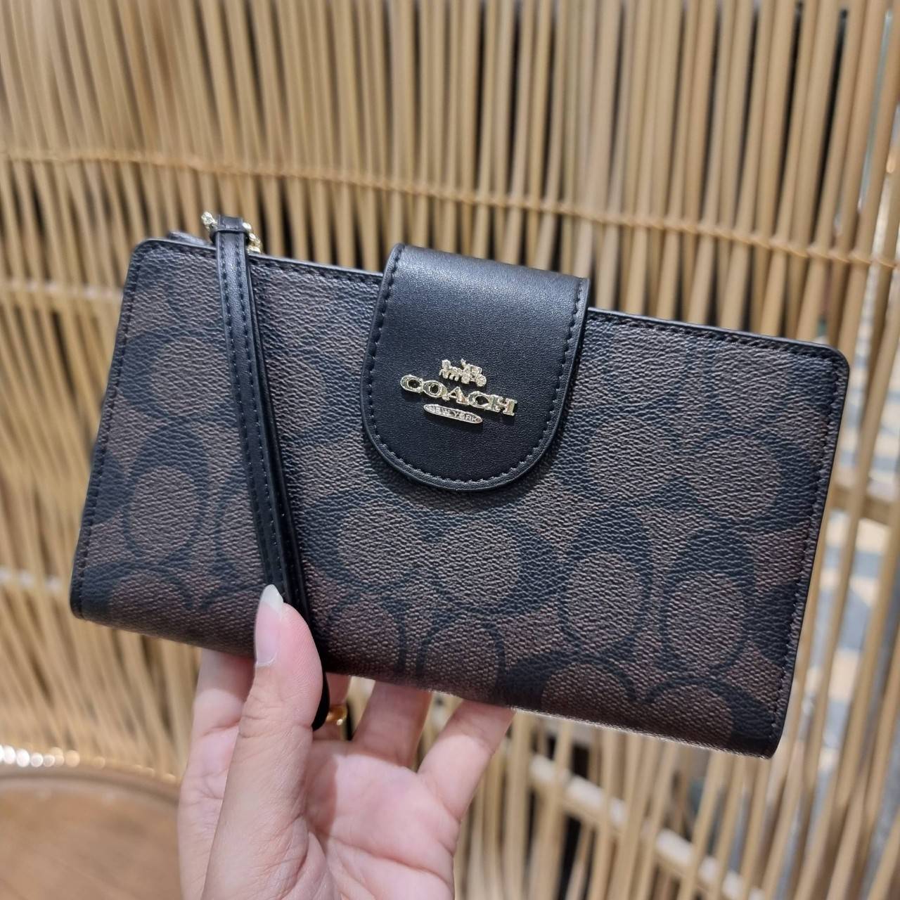 พร้อมส่ง 7 สี COACH C2874 TECH WALLET IN COLORBLOCK SIGNATURE CANVAS จัดให้สีใหม่ก่อนใคร!! ดีไซน์ใหม่ คอลเลคชั่นสวยหรู กระเป๋าสตางค์พร้อมสายคล้องมือ ง่ายต่อชีวิตมากจ้า!! มันดีอะไรเบอร์นี้ ใส่ได้ทั้งบัตร และโทรศัพท์ก็ใส่ได้ทุกรุ่น แถมยังมีช่องซิปแยกไปอีก ช
