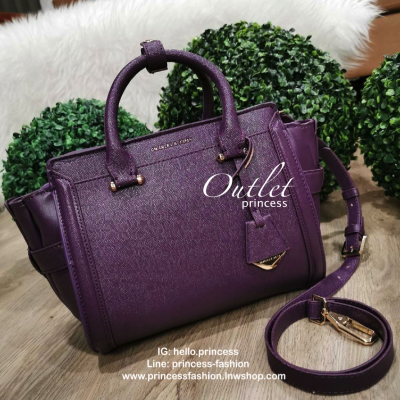 CHARLES & KEITH SAFFIANO TRAPEZE BAG กระเป๋าถือหรือสะพายรุ่นยอดนิยมดีไซน์สวยหรูวัสดุหนังคาเวียร์อยู่ทรง ด้านข้างเเต่งหนังช่องตัดดูมีดีเทล ด้านหน้ามีโลโก้ ด้านหลังมีช่องซิป เปิดปิดด้วยซิปหัวซิปแบรนด์ หูจับเเข็งแรง พับลงได้ พร้อมสายสะพายหนังปรับระดับได้ถอดไ