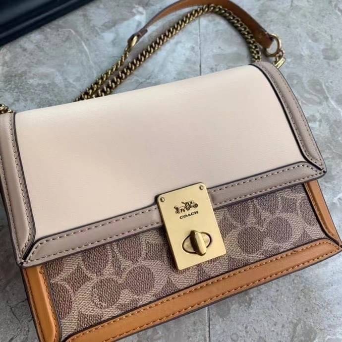 COACH HUTTON SHOULDER BAG IN SIGNATURE CANVAS sold out ไปกันทั่วหน้าในหลายประเทศ กับกระเป๋าสะพายที่สุดของความหรู ดีไซน์คลาสสิควินเทจ ลูกเล่นสีแทนสนิมตัดกับอะไหล่สีทองเหลืองดูย้อนยุคและหรูหรา วัสดุหนังแคนวาสสลับหนังแท้ สายสะพายโซ่สลับหนัง ปรับสะพายได้ 2 แบ