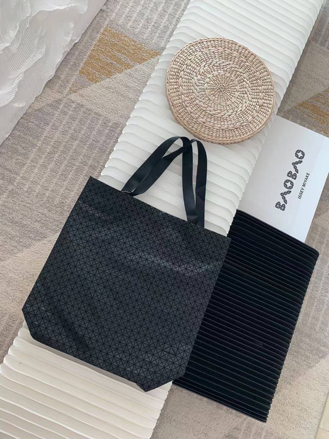 VIP 】Bao Bao Issey Miyake Cart Tote Bag พร้อมส่งที่ไทย รุ่นใหม่ล่าสุด สามารถใช้ได้ทั้งผู้หญิงกับผู้ชาย เบาสบายจุของได้เยอะสามารถทนทานต่อน้ำหนักได้สูงใช้งานได้ยาวๆเลยค่ะ