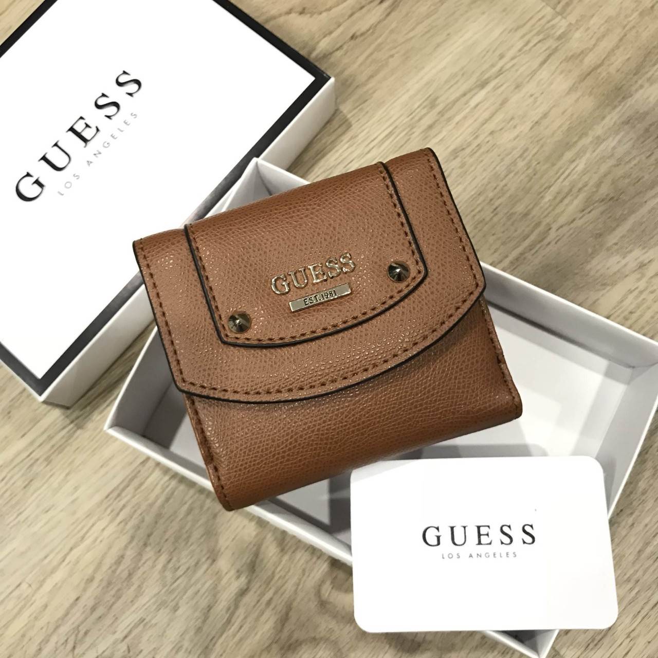 GUESS FACTORY WOMEN'S SHORT WALLET New arrival! กระเป๋าสตางค์ใบสั้นรุ่นแนะนำ หนังสวยอยู่ทรง ด้านหน้าประดับโลโก้แบรนด์ ภายในมีช่องใส่ธนบัตร 2 ช่อง มีช่องใส่รูป, บัตร และช่องใส่เหรียญค่ะ