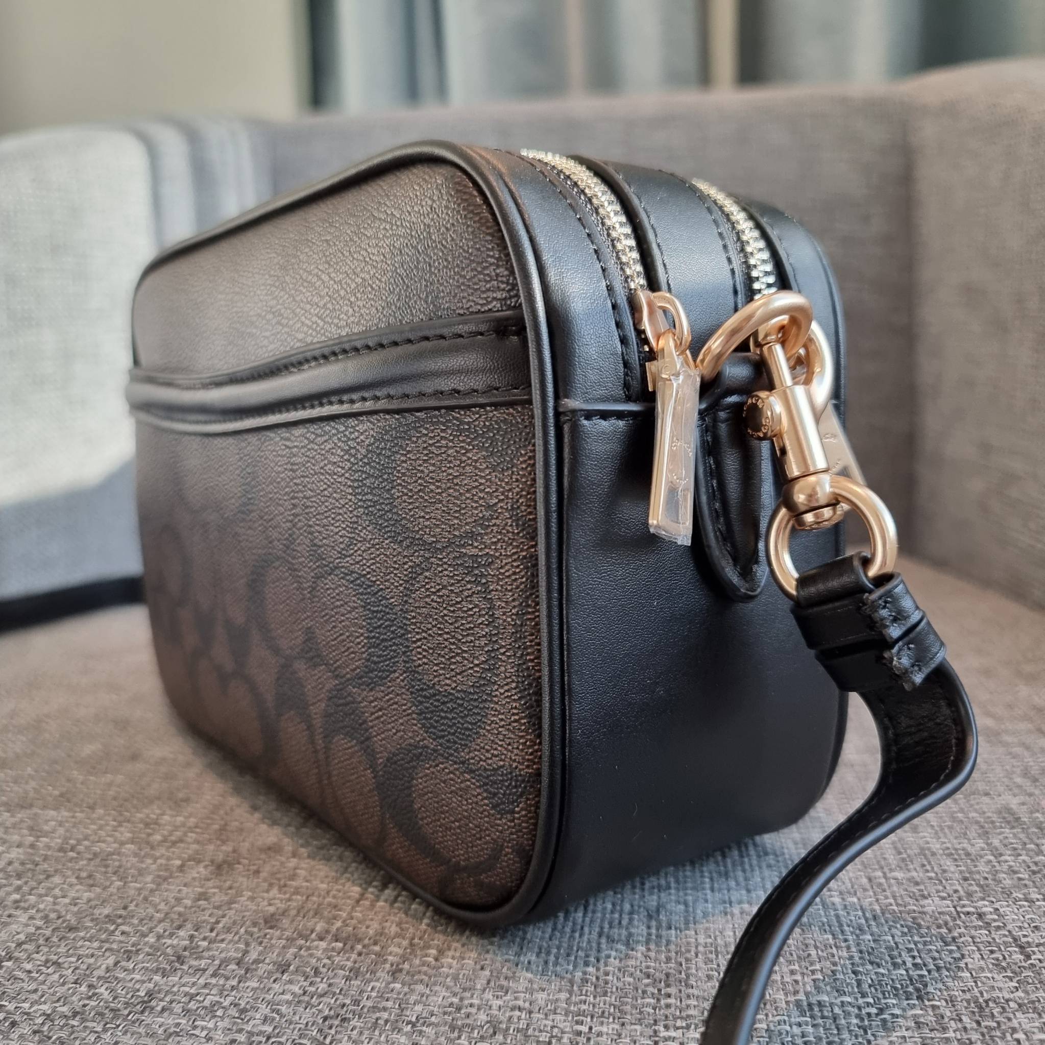 OUTLET 】COACH F68168 JES CROSSBODY IN SIGNATURE CANVAS รุ่นยอดฮิต!! กระเป๋าสะพายข้าง รุ่น 2 ซิป ใบใหญ่จุใจ สีคลาสสิคขายดี!! วัสดุหนังแคนวาสเคลือบลาย เปิด-ปิดด้วยซิป 2 ช่องหลัก ใช้งานง่าย ทรงสวยมากๆรุ่นนี้ มาพร้อมสายสะพาย crossbody ปรับได้ตามตัว ภายในใส่ขอ