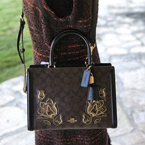 COACH ZOE CARRYALL IN SIGNATURE CANVAS เดอะเบสท์แห่งปี ต้องยกให้พี่คนสวยใบนี้เลย!! รุ่นที่สาวๆตามหา หายากอีกหนึ่ง กระเป๋าถือ/สะพายทรงสวย คลาสสิค ใบใหญ่จุคุ้ม มีดีเทลน่ารักๆที่แม่กุญแจ สามารถล็อคหัวซิปได้ กุญแจซ่อนในพวงหนังห้อยก็น่ารักไปอีก ภายในโล่งกว้าง 