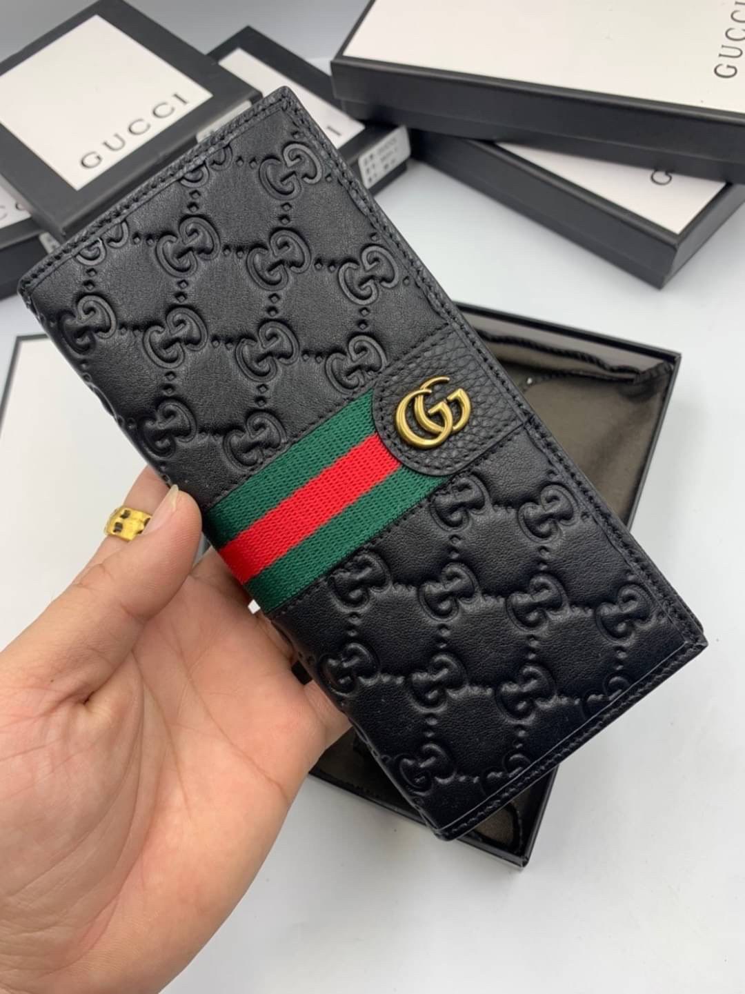 หนังแท้ GUCCI Men Long Wallet รุ่นใหม่ล่าสุด!! หนังสวยเริด ดีงามมากค่าาา กระเป๋าสตางค์ใบยาว ดีไซน์ใหม่ สวยดูหรู ถือใช้กำลังเหมาะมือ ใส่บัตรได้เยอะ ใส่ธนบัตรได้ทุกชนิด มาครบ set พร้อมส่ง!! เป็นไอเท็มที่หนุ่มๆต้องมีจริงๆจ้า 😎😎