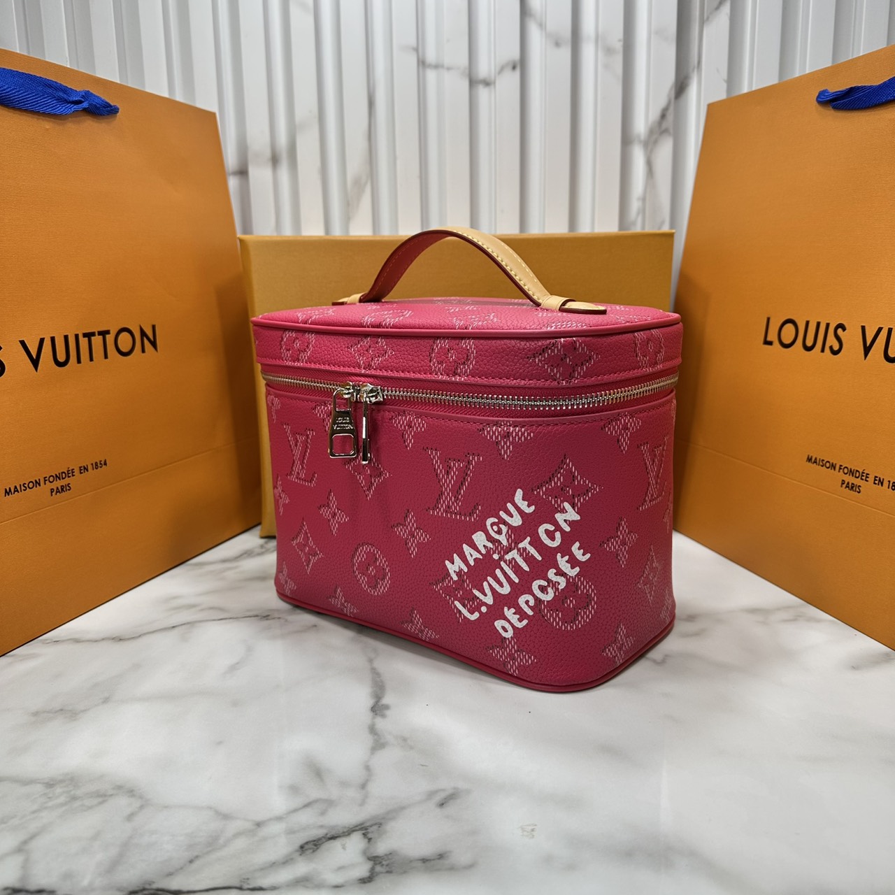 ORI หนังแท้ | LV Vanity Monogram Heritage Nice Pink กระเป๋าเครื่องสำอางสุดหรู โทนสีใหม่ชมพูหวานสดใส ผสมความหรูและความน่ารักได้ลงตัว โดดเด่นด้วยลาย Monogram สุดไอคอนิก