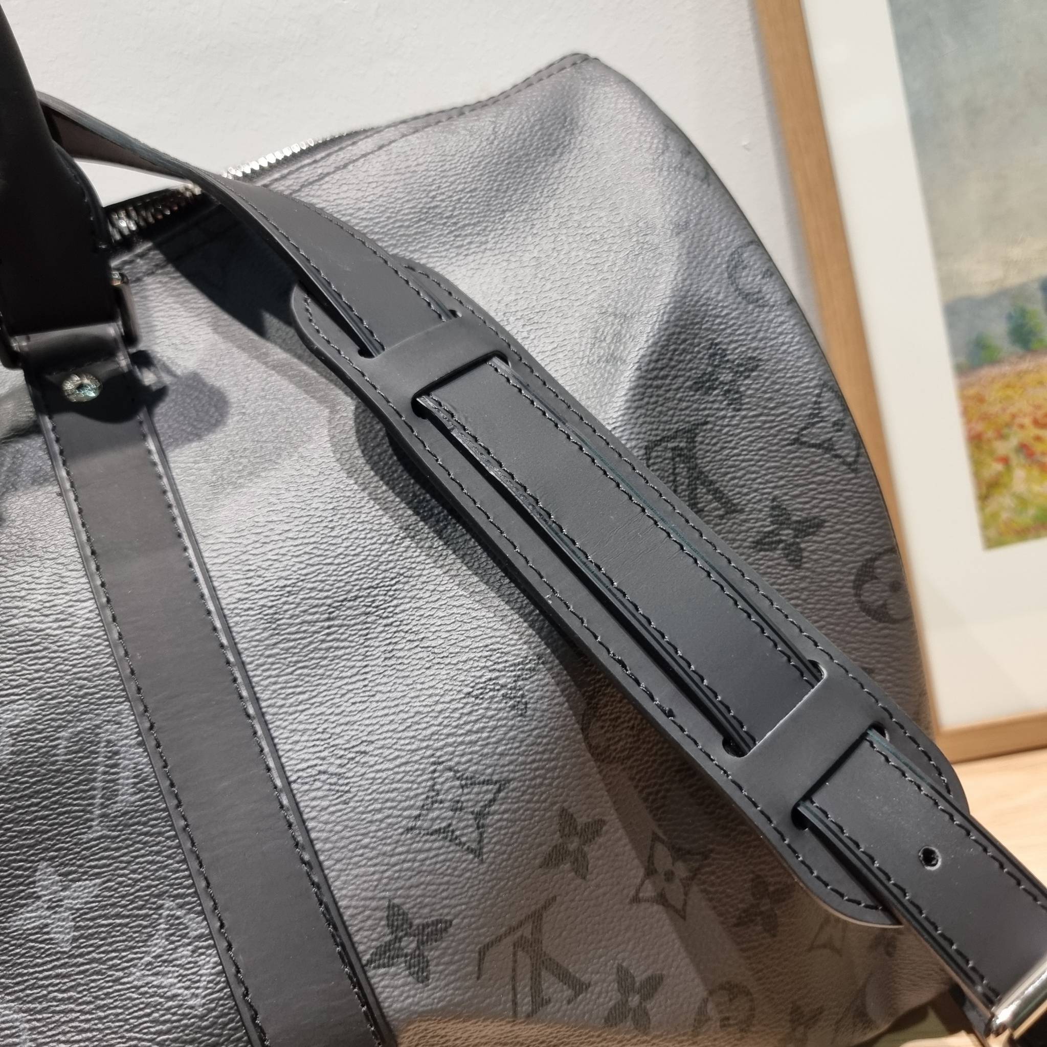 LV KEEPALL BANDOULIERE MONOGRAM ECLIPSE REVERSE กระเป๋าเดินทางสุดคลาสสิค ทึ่ใครๆก็เฝ้ารอ ไอเท็มที่จะทำให้การเดินทางไม่ธรรมดาอีกต่อไป ด้วยดีเทลความเป็นเอกลักษณ์ เรียบแต่หรู วัสดุหนังแคนวาสคุณภาพดี ลวดลายโมโนแกรม เปิด-ปิดด้วยซิปแน่นหนา มีกุญแจล็อคได้ มีสายส