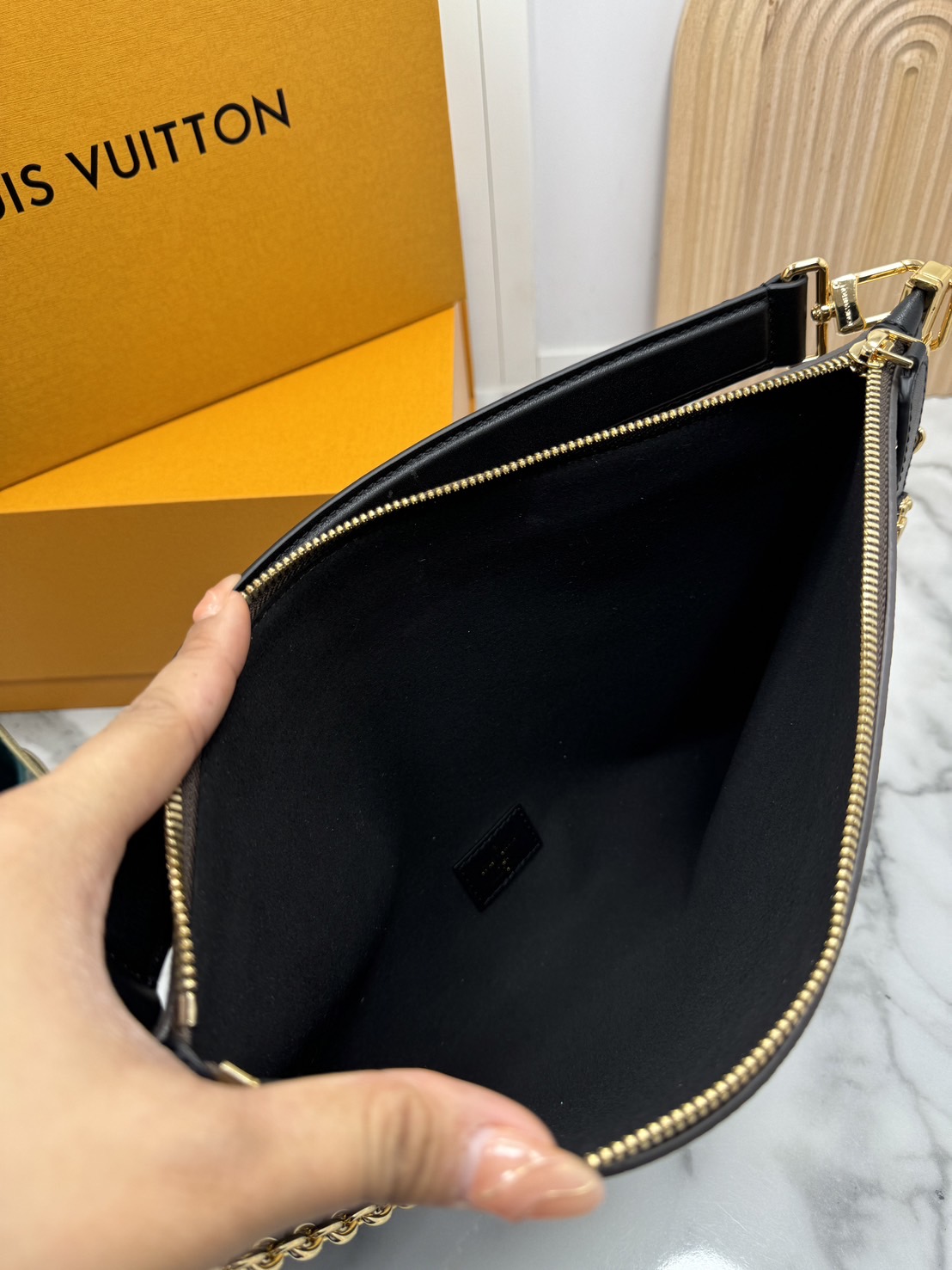 LV Lucky Trunk Bag Monogram Canvas กระเป๋าสะพายรุ่นใหม่ ไอเท็มยอดนิยมจากรันเวย์แฟชั่นโชว์คอลเลคชั่นประจำฤดูกาล Fall-Winter 2024 มอบกลิ่นอายสไตล์ Slouchy สะดุดตา