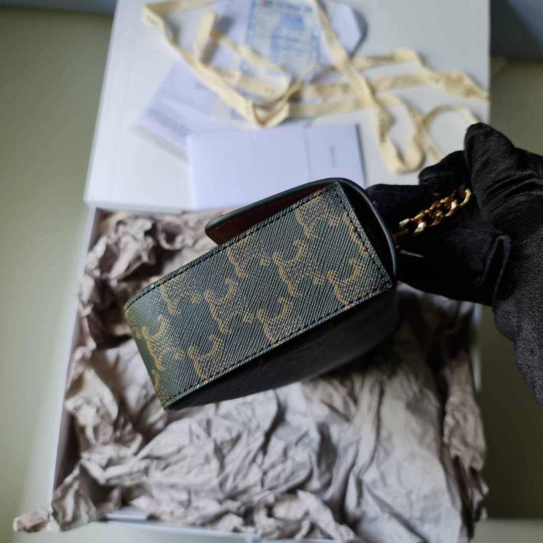 CELINE Women Chain Bag Triomphe in Triomphe Canvas-Tan / CELINE TRIOMPHE CHAIN SHOULDER BAG / CELINE WOMEN WINTER 21 ก็ปังๆ ยาวๆ ไปเลยสิคะ กระเป๋าดีไซส์ใหม่ ใหญ่กว่าเดิม จุของได้เยอะ งานหนังแคนวาสสวยหรู สวยมากกก เก๋มาก ต้องมีแล้วค่าา แบบใหม่ล่าสุด งานพึ่ง