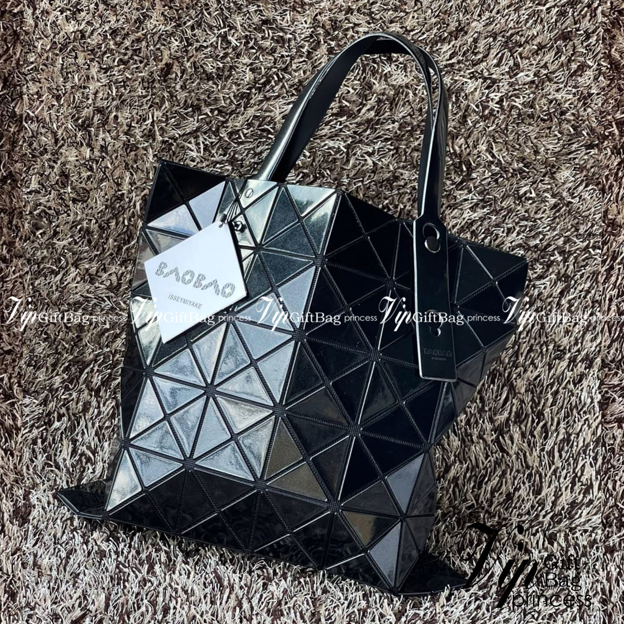 Baobao Issey Miyake 6x6 กระเป๋า Tote รุ่นนี้ถือว่าเป็นกระเป๋า Tote ไซส์กลางที่เหมาะกับการพกพาสิ่งของที่จำเป็นในทุก ๆ วัน มาพร้อมสายที่สามารถปรับได้ทั้งสองสาย และมีช่องใส่ของช่องเล็กด้านใน 1 ช่อง จุของได้เยอะแถมยังทนทาน ใช้เป็น Everyday Bag ได้เลยคะ พกพาสะ
