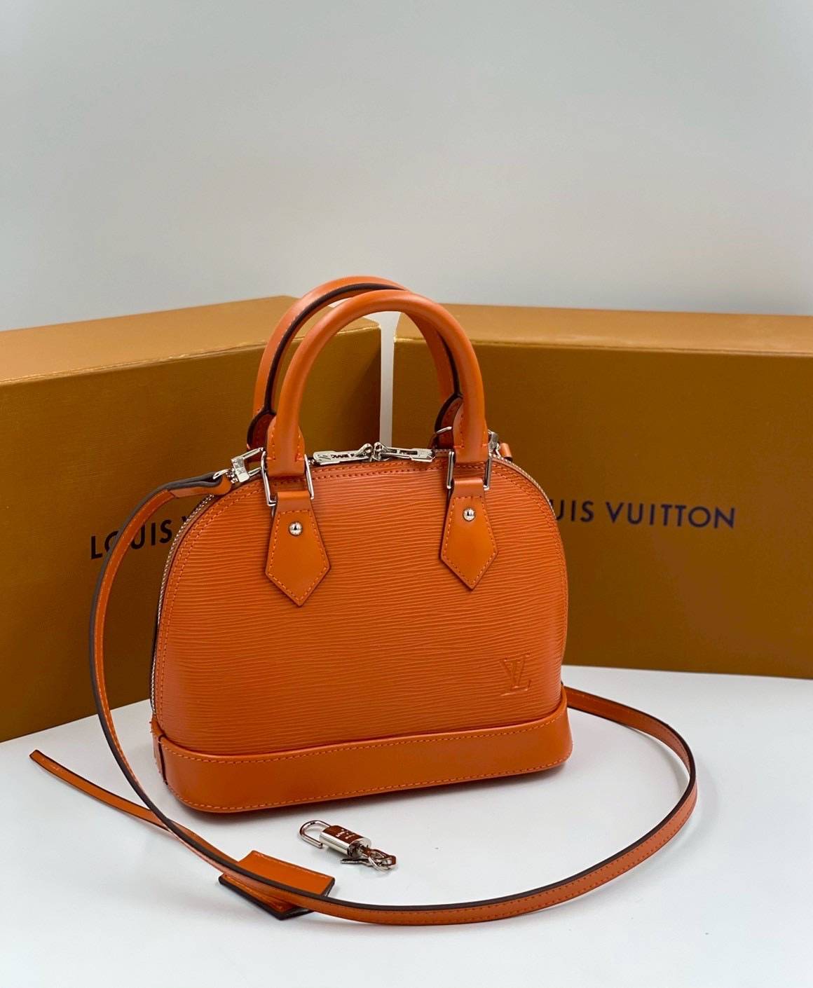 RI หนังแท้ | LV Alma BB bag handbag Epi grained leather กระเป๋าสะพาย/กระเป๋าถือ คลาสสิกเหนือกาลเวลา หนัง Epi มีลวดลายเฉพาะและสีสวยงามทั้งใบ