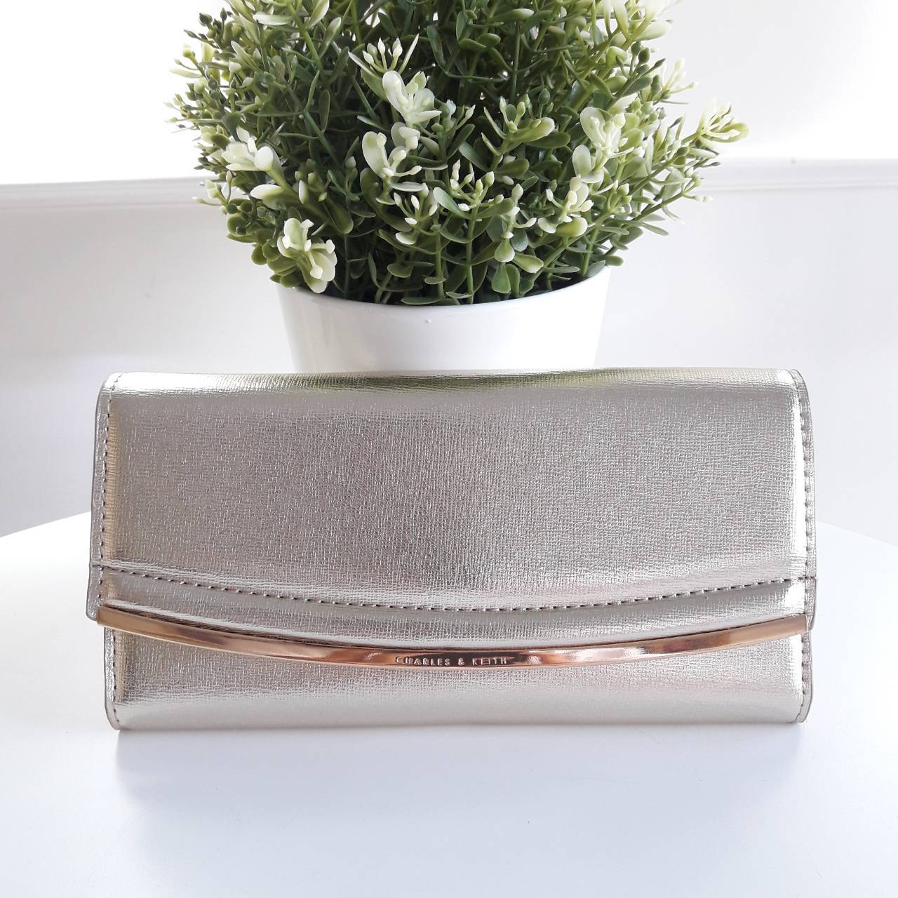 รุ่นขายดี Charles&Keith Wallet กระเป๋าสตางค์ยาว หนัง PU. เรียบหรู ฝาโค้งมน แต่งอะไหล่ทอง สามารถพับเปิดได้ มีช่องใส่บัตร ใส่บัตรหลายช่อง รวมทั้งใส่เหรียญและธนบัตร คุ้มได้ในใบเดียว แม่ค้าแนะนำ จำนวนจำกัดนะคะ