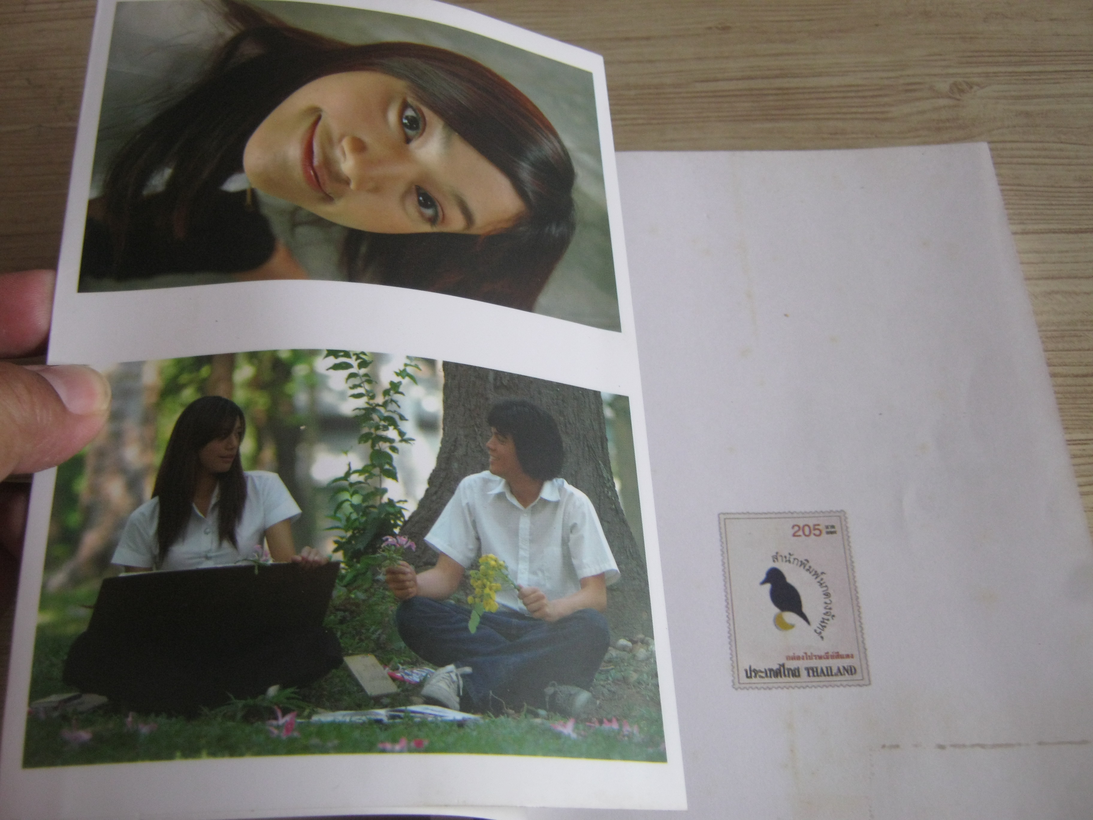 กล่องไปรษณีย์สีแดง อภิชาติ เพชรลีลา เขียน (มีตำหนินิดหน่อย ดูรูปด้านในค่ะ)