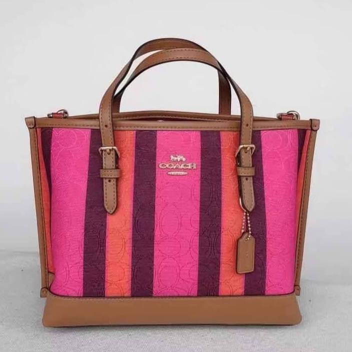 COACH C4086 MOLLIE TOTE 25 IN SIGNATURE JACQUARD WITH STRIPES แจกความสดใสด้วยลุคคัลเลอร์ฟูล กระเป๋าทรงโท้ท มินิไซส์ ตกแต่งลายเอกลักษณ์ถักทออยู่บนผ้า jacquard ตัดกับลายเส้นสีสันสวยงาม ลงตัวไม่ซ้ำใคร ภายในเป็นช่องโล่ง มีช่องซิปกลางใส่ของได้ ขนาดกำลังดีแบบใส