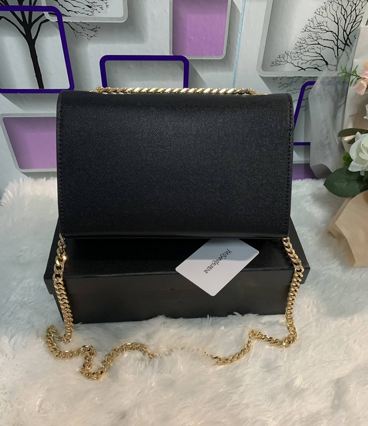 SAINT LAURENT Kate Medium leather shoulder bag VIP GIFT WITH PURCHASE (GWP) พรีเมี่ยมกิ้ฟ Limited Edition จาก YSL DUTY FREE COUNTER วัสดุหนังแกะสังเคราะห์ ลวดลายคล้ายหนังคาเวียร์ หนังสวย ใช้ทน อะไหล่ทองทั้งใบ ด้านหน้าประดับโลโก้แบรนด์ ขนาดกระทัดรัดกำลังดี