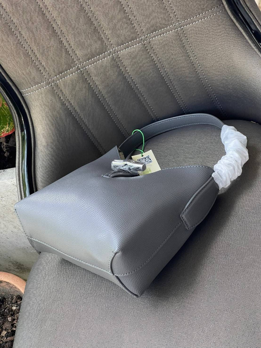 Longchamp ROSEAU Sac porté épaule XS กระเป๋าสะพายไหล่ซึ่งเป็นหนึ่งในแฟชั่นไอเทมที่สาว ๆ ส่วนใหญ่จะต้องมีไว้ใช้งานกันอย่างน้อยคนละหนึ่งใบแน่นอน ใช้งานสะดวก คล่องตัว ทั้งยังมีดีไซน์ให้เลือกหลากหลายตั้งแต่แบบหรูหรา น่ารักสดใส ไปจนถึงเรียบโก้ ให้คุณเลือกหยิบม