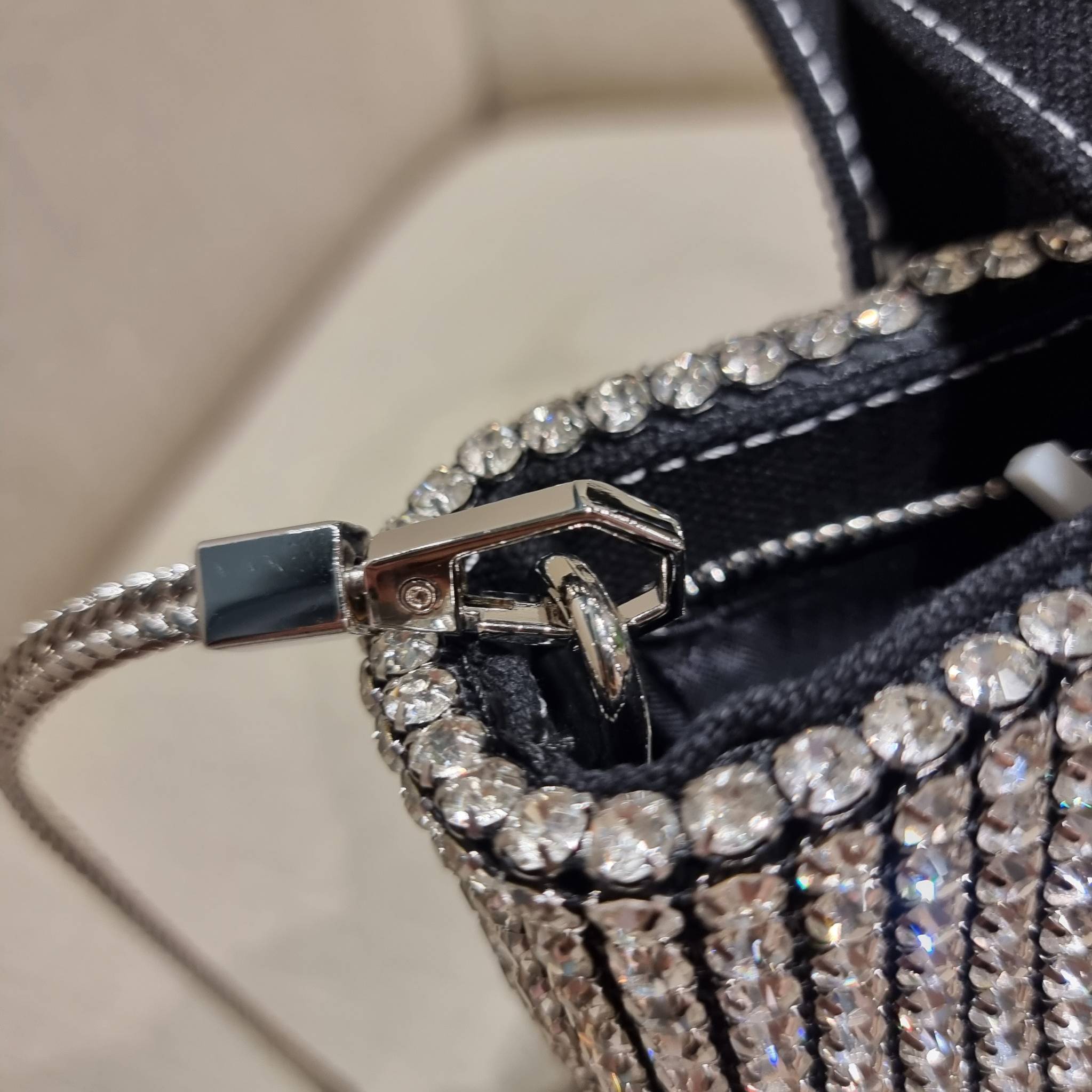 ALEXANDER WANG HANDBAG MINI TOTE WITH RHINESTONE กระเป๋าทรงมินิโท้ท น่ารักน่าเอ็นดู น่าใช้เหลือเกิน!! ด้วยความโดดเด่นเด่นของการตกแต่งพลอยเทียม ให้ดีเทลหรู ตัดสลับด้วยผ้าแคนวาส เพิ่มความทนทาน ลงตัวมากๆ และยังใช้งานง่ายด้วยหูจับในตัว เปิด-ปิดด้วยซิป ภายในเป