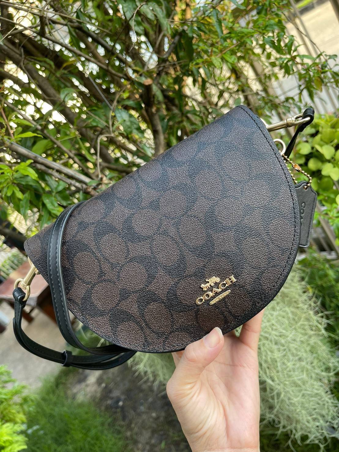 พร้อมส่งที่ไทยครบทั้ง6สีค่ะ 😘 Coach Ellen Crossbody In Signature ((C1432)) กระเป๋าทรงฮาฟมูนรูปทรงคลาสสิก ออกแบบให้มีลักษณะโค้งมน ไม่ดูเป็นทรงแข็งจนเกินไป ดีไซน์และสีของกระเป๋ายังเรียบง่าย เข้าได้กับทุกชุด สะพายครอสบอดี้ร์//สะพายข้าง หรือถือแบบคลัท