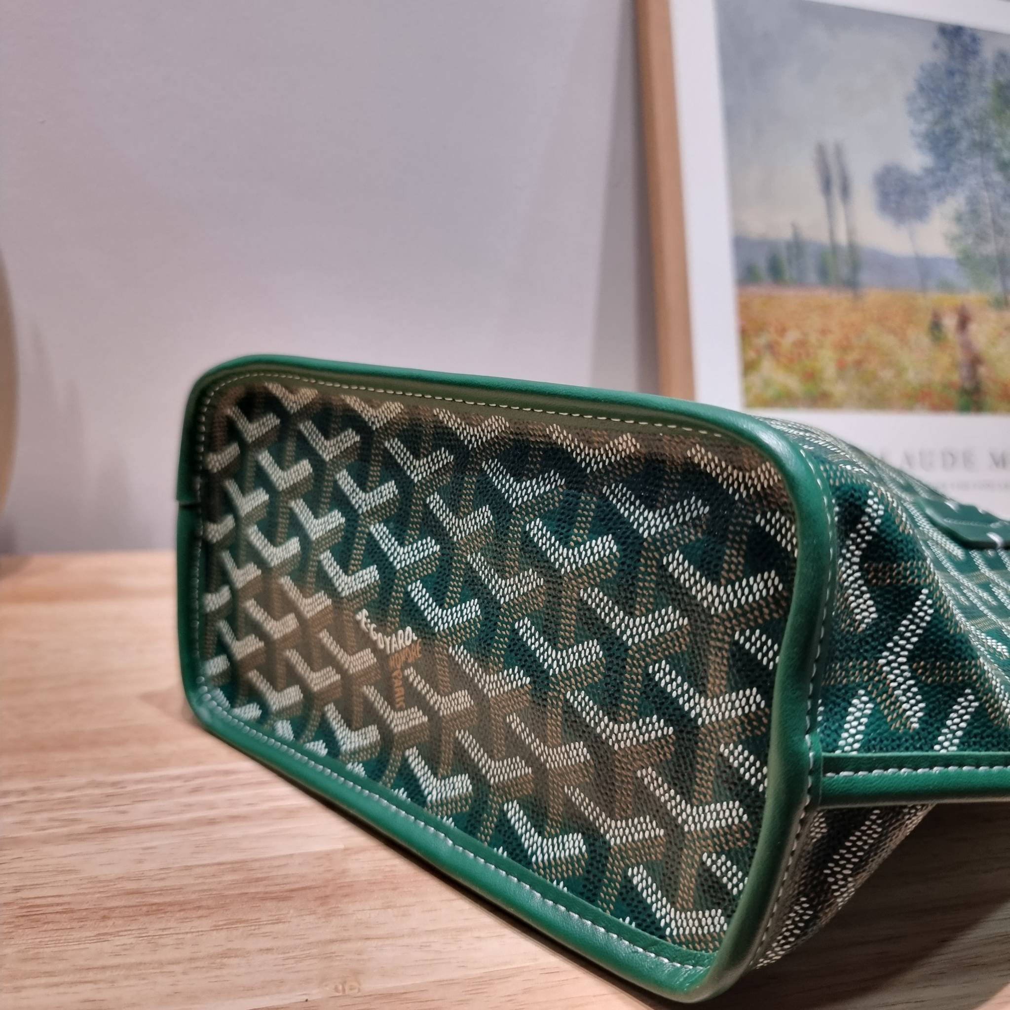 GOYARD MINI ANJOU REVERSIBLE TOTE ฮอตไอเท็ม กับกระเป๋าสะพายทรงโท้ท ไซส์มินิ กะทัดรัดมาก มาครบสีขายดี เลิศทุกสี รูปทรงคลาสสิค ดีไซน์เป็นเอกลักษณ์ ใช้งานได้หลากหลาย สามารถกลับด้านใช้ได้แบบไม่มีเบื่อ